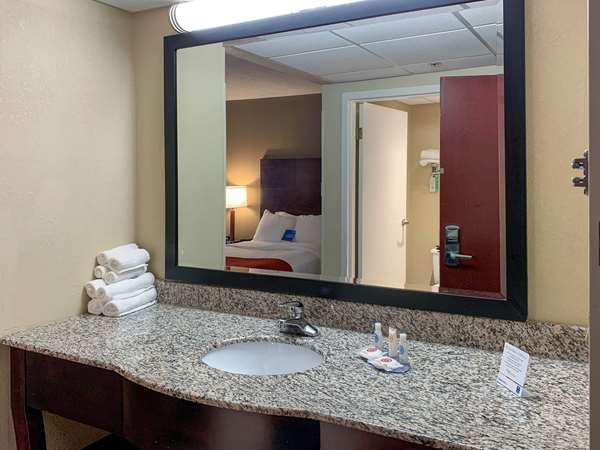  - Comfort Inn & Suites East Hartford - I-84, Exit 58