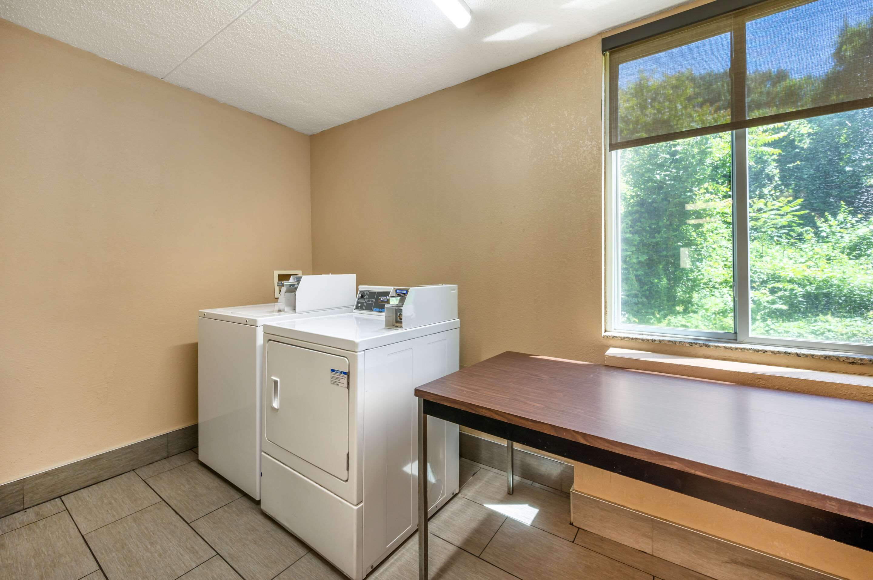 Guest laundry facilities | Comfort Inn & Suites East Hartford - Hartford