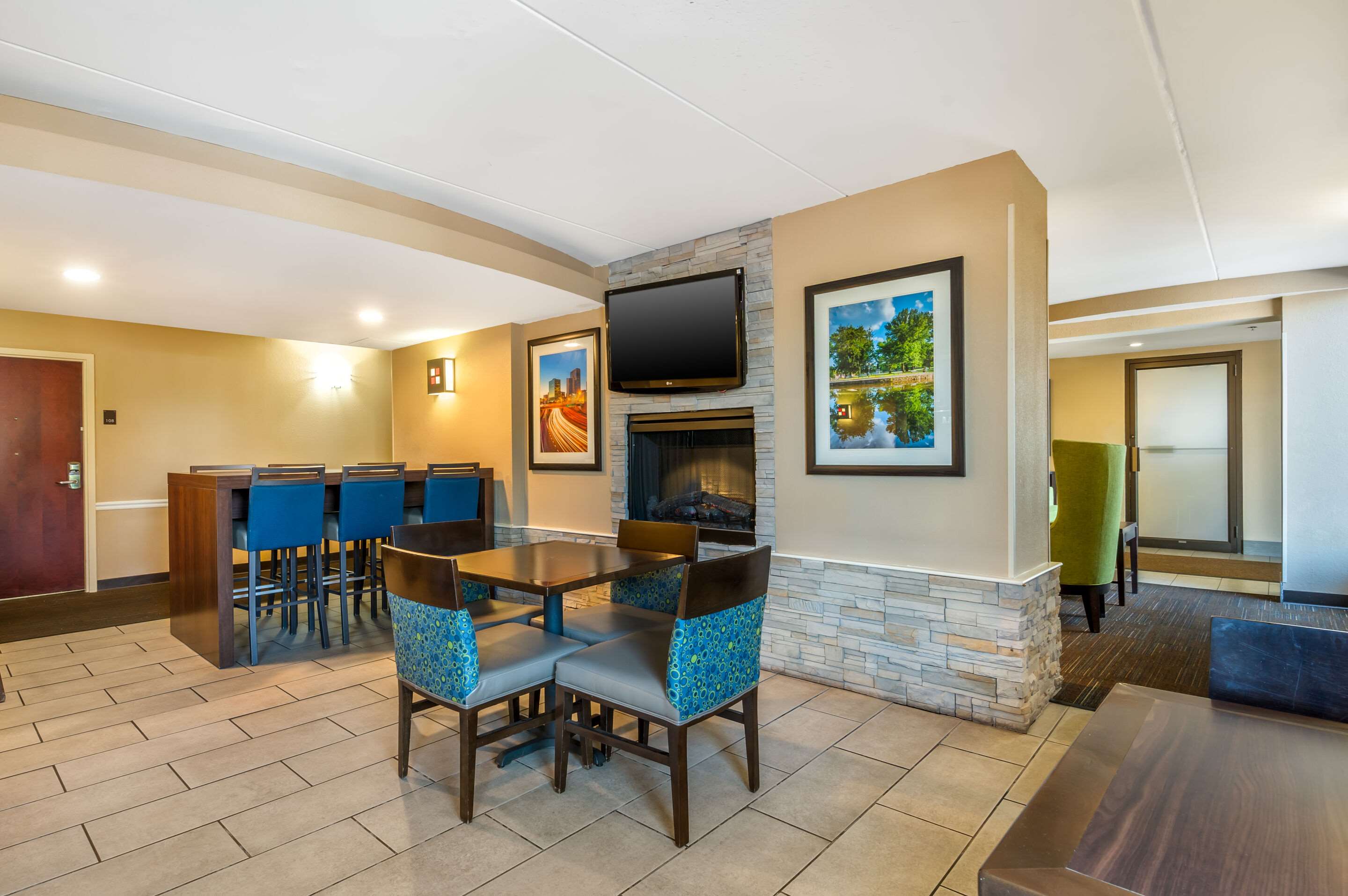 Enjoy breakfast in this seating area | Comfort Inn & Suites East Hartford - Hartford