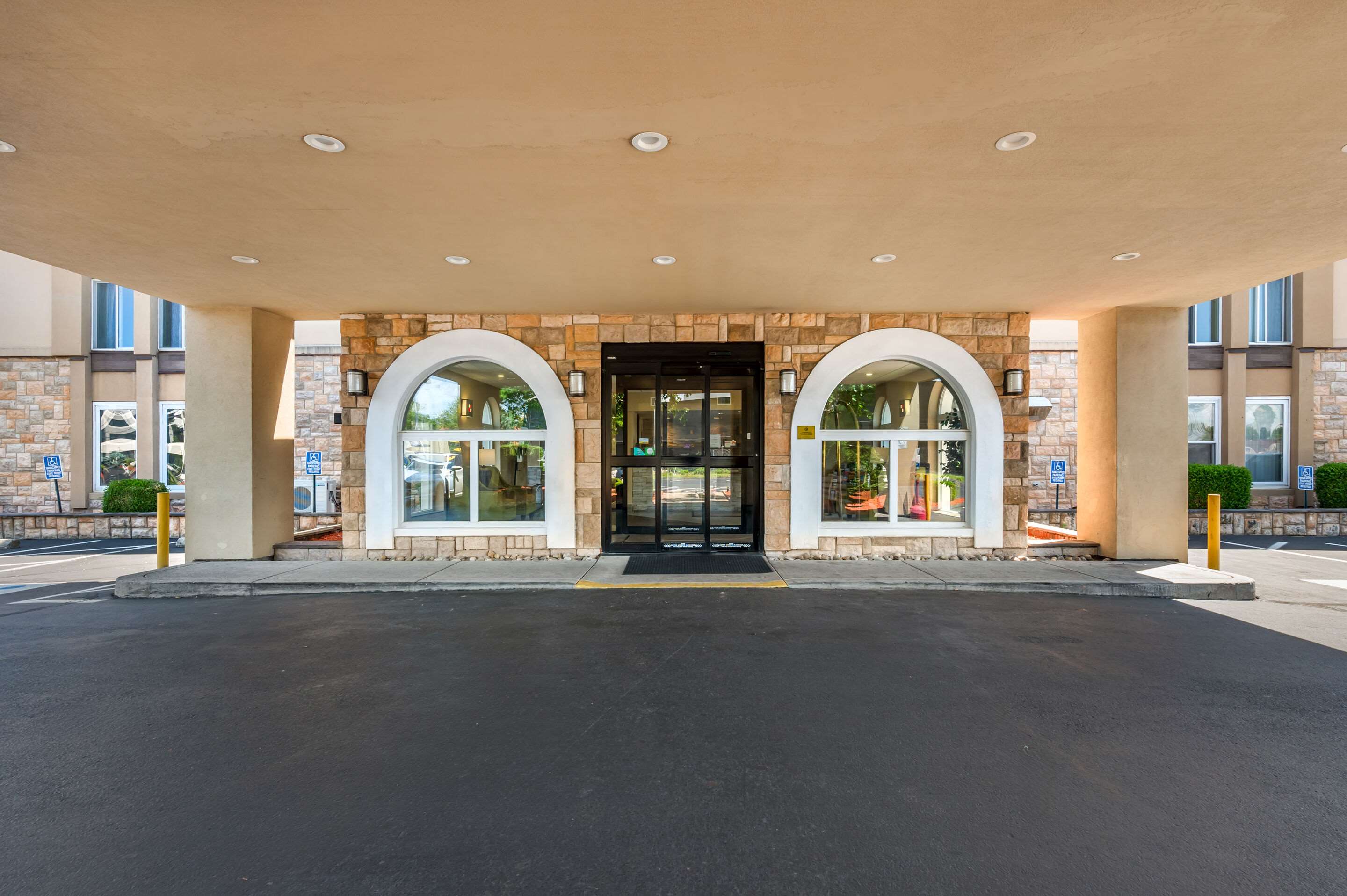 Hotel exterior | Comfort Inn & Suites East Hartford - Hartford