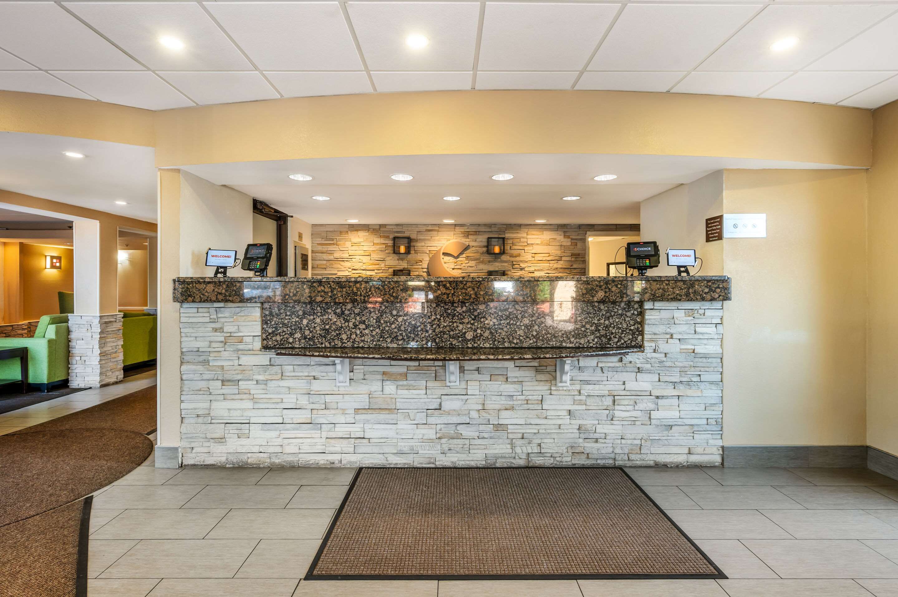 Hotel lobby | Comfort Inn & Suites East Hartford - Hartford