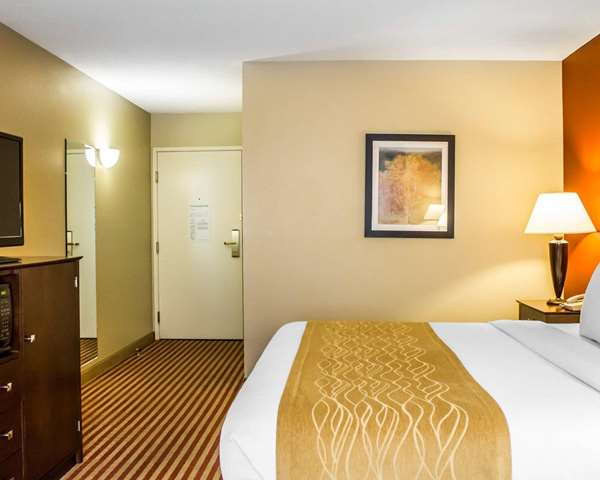  - Comfort Inn & Suites Dayville - I-395, Exit 43