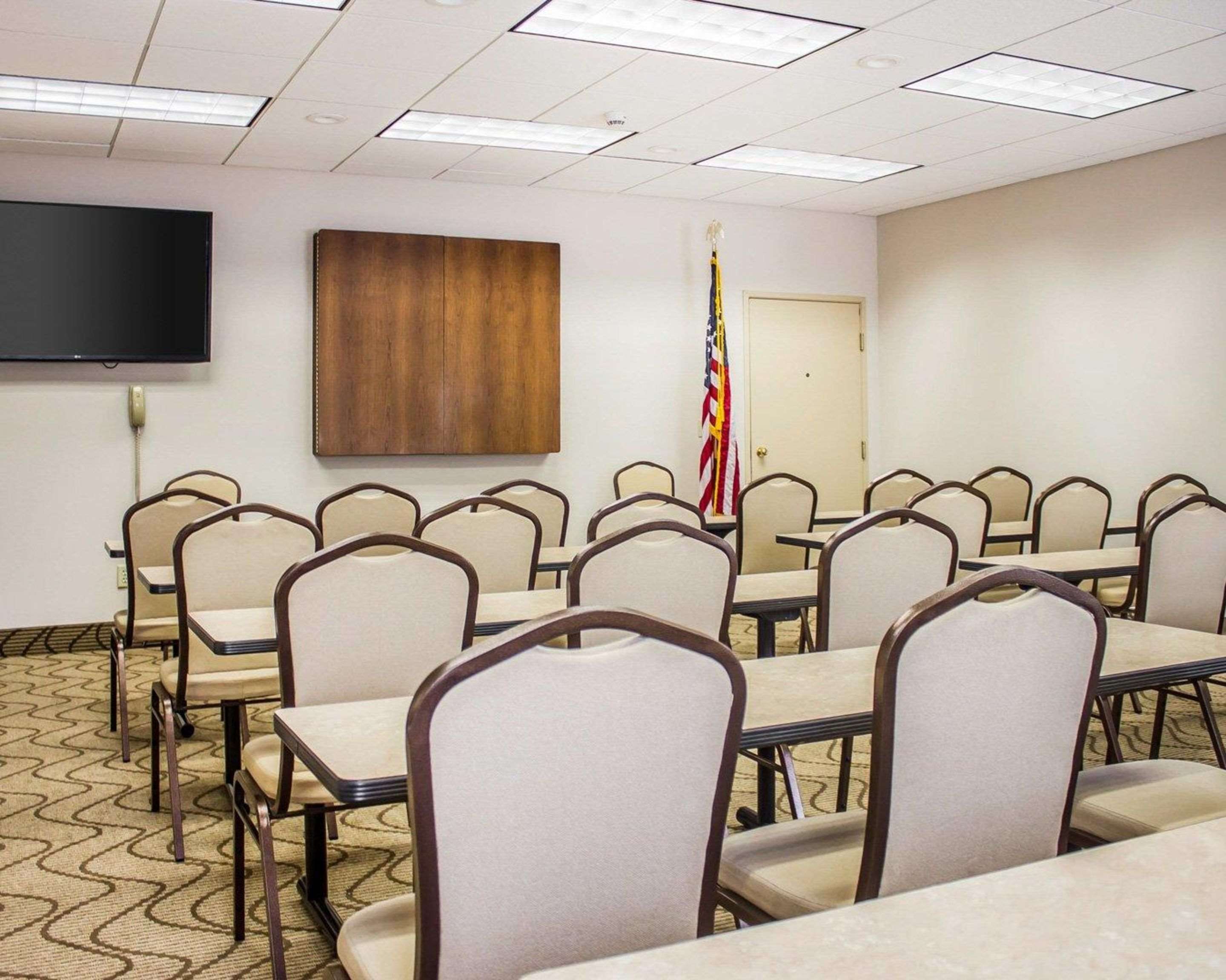 Banquetmeeting room with audiovisual equipment