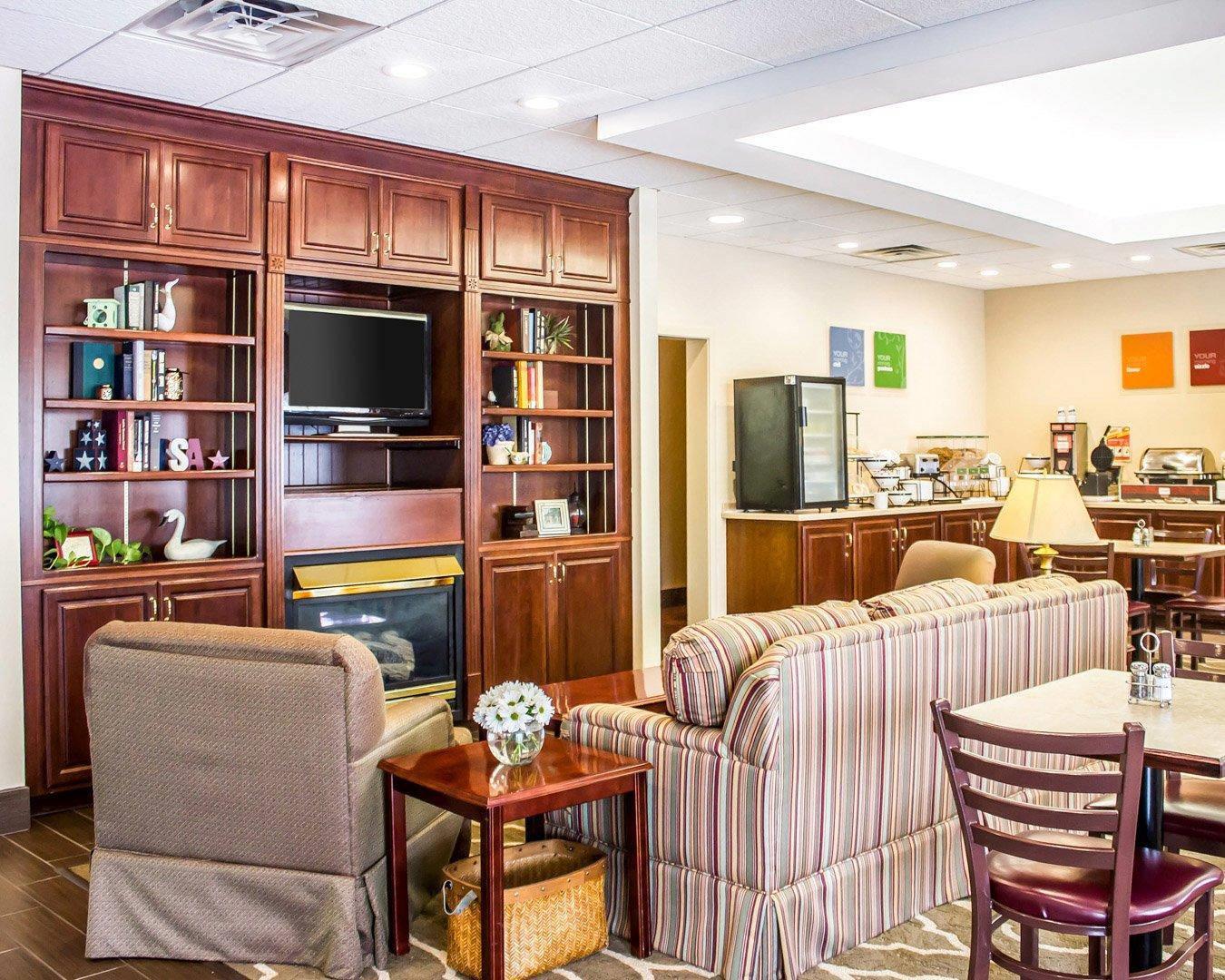 Hotel lobby | Comfort Inn & Suites Dayville - Killingly Industrial Park