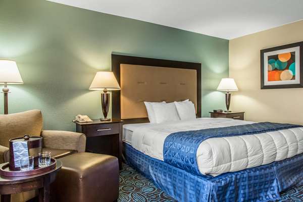  - Clarion Inn New London - I-95, Exits 82A & 83