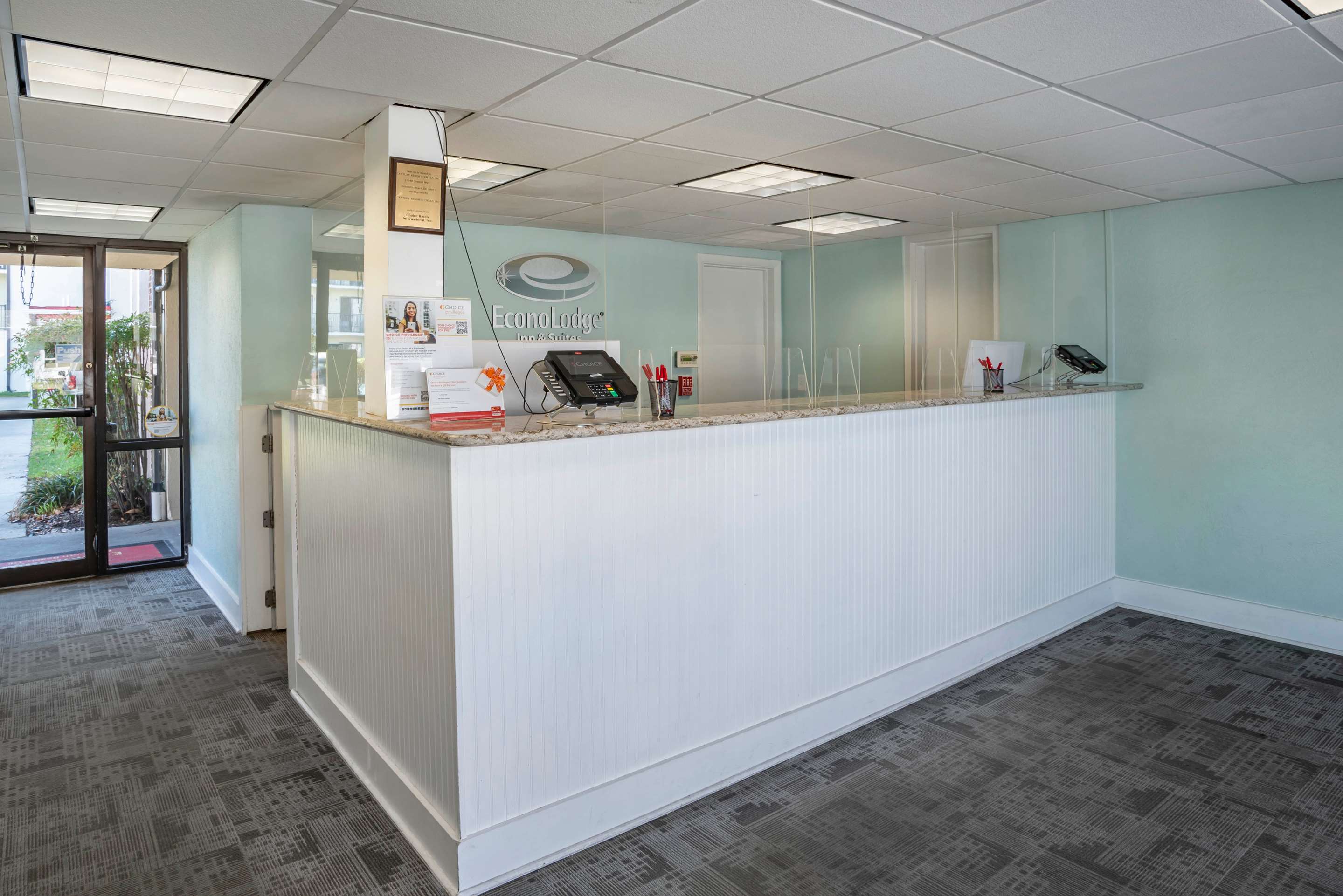 Front desk with friendly staff | Econo Lodge Inn & Suites - Rehoboth Beach