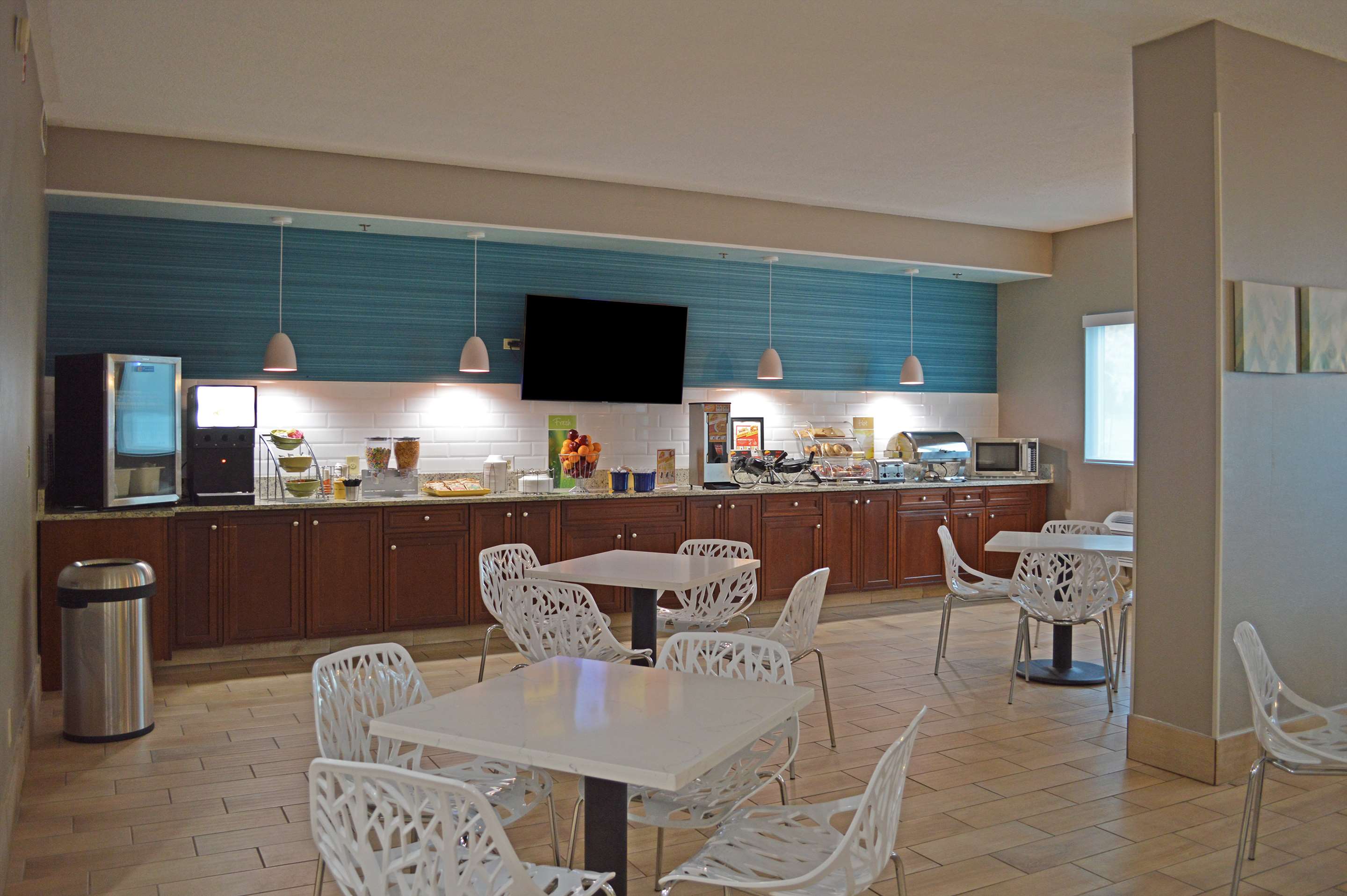 Breakfast area | Country Inn & Suites by Radisson Rehoboth Beach - Dewey