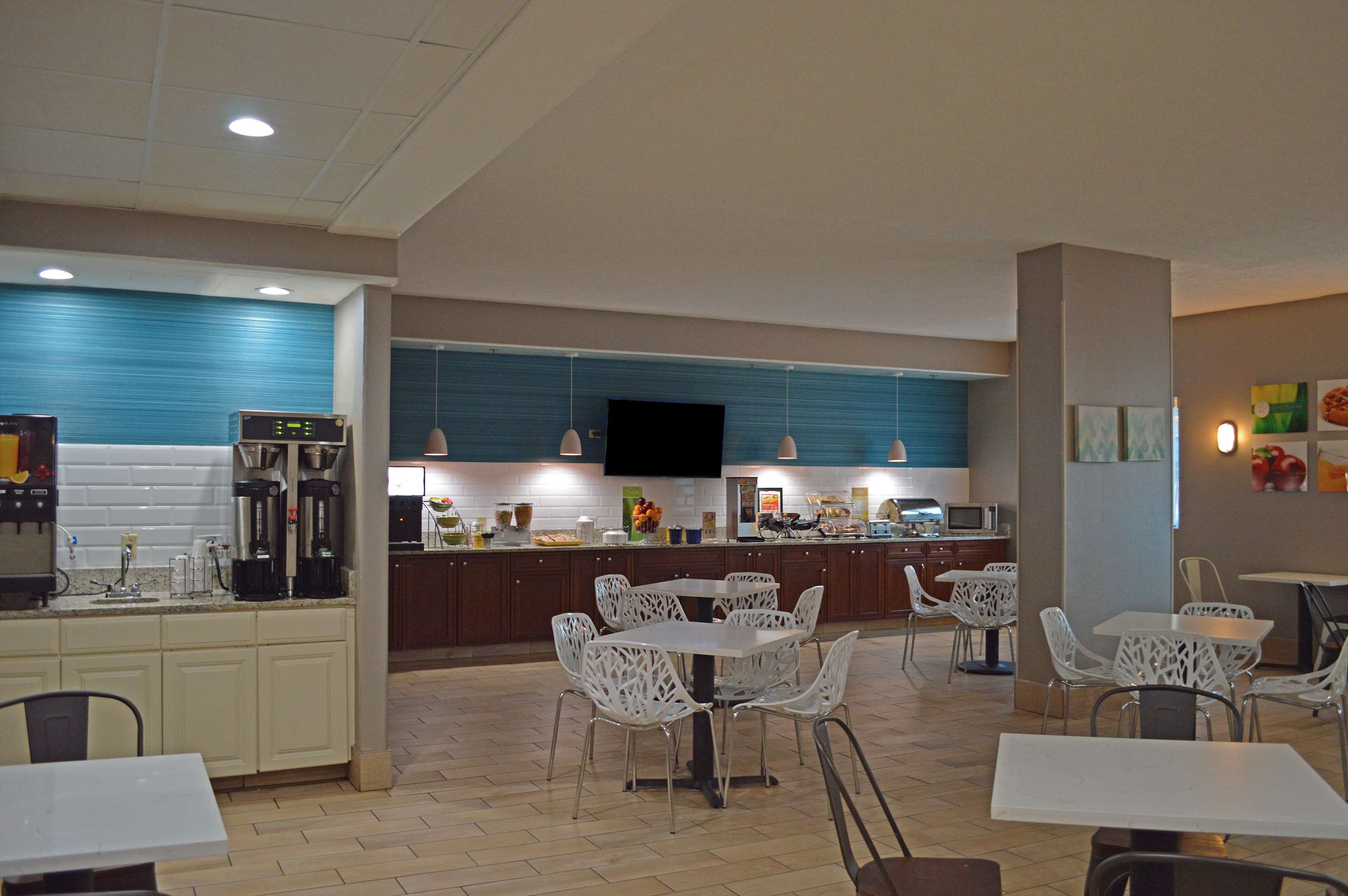 Breakfast area | Country Inn & Suites by Radisson Rehoboth Beach - Dewey