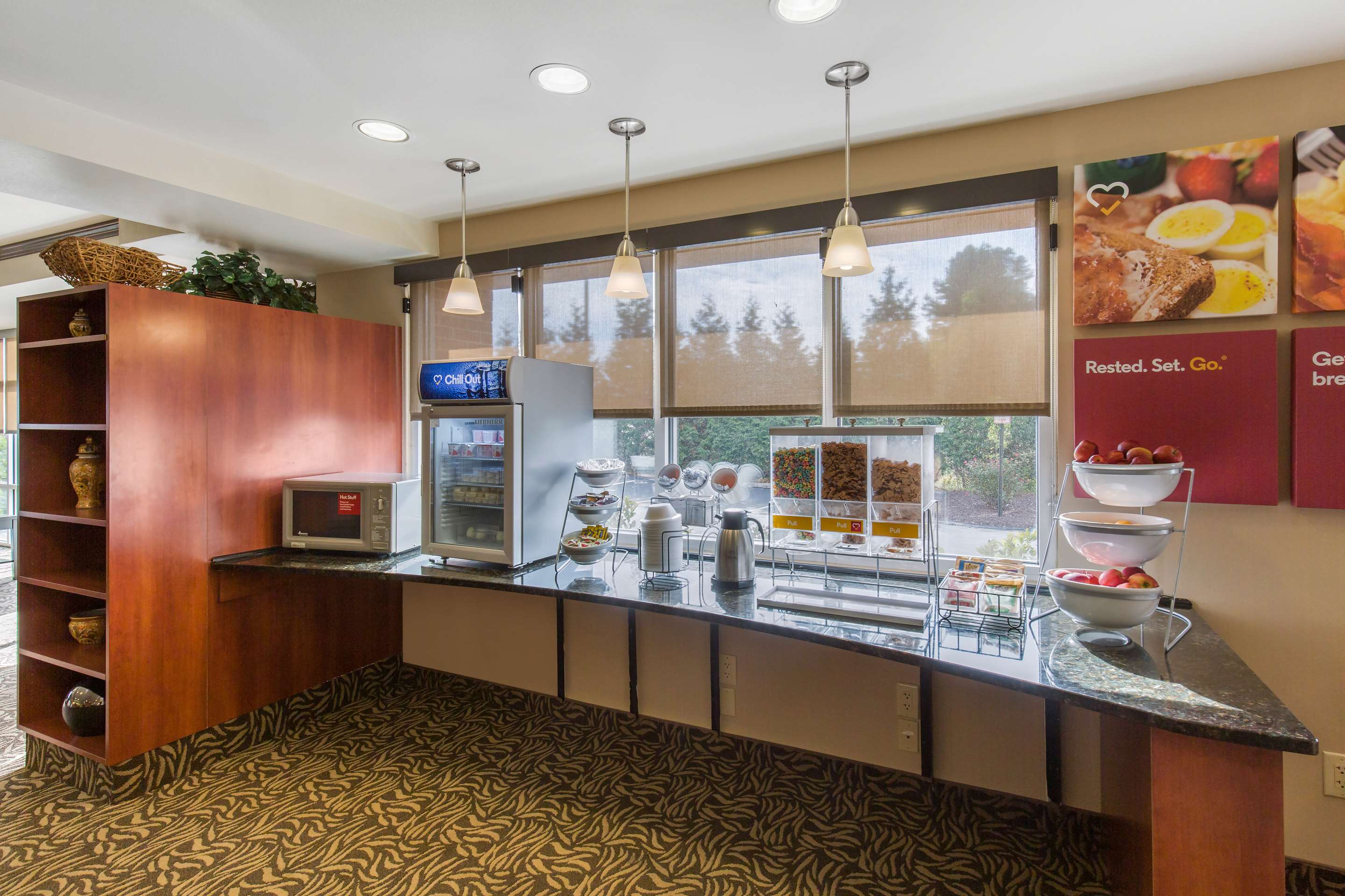 Breakfast area | Comfort Suites Seaford