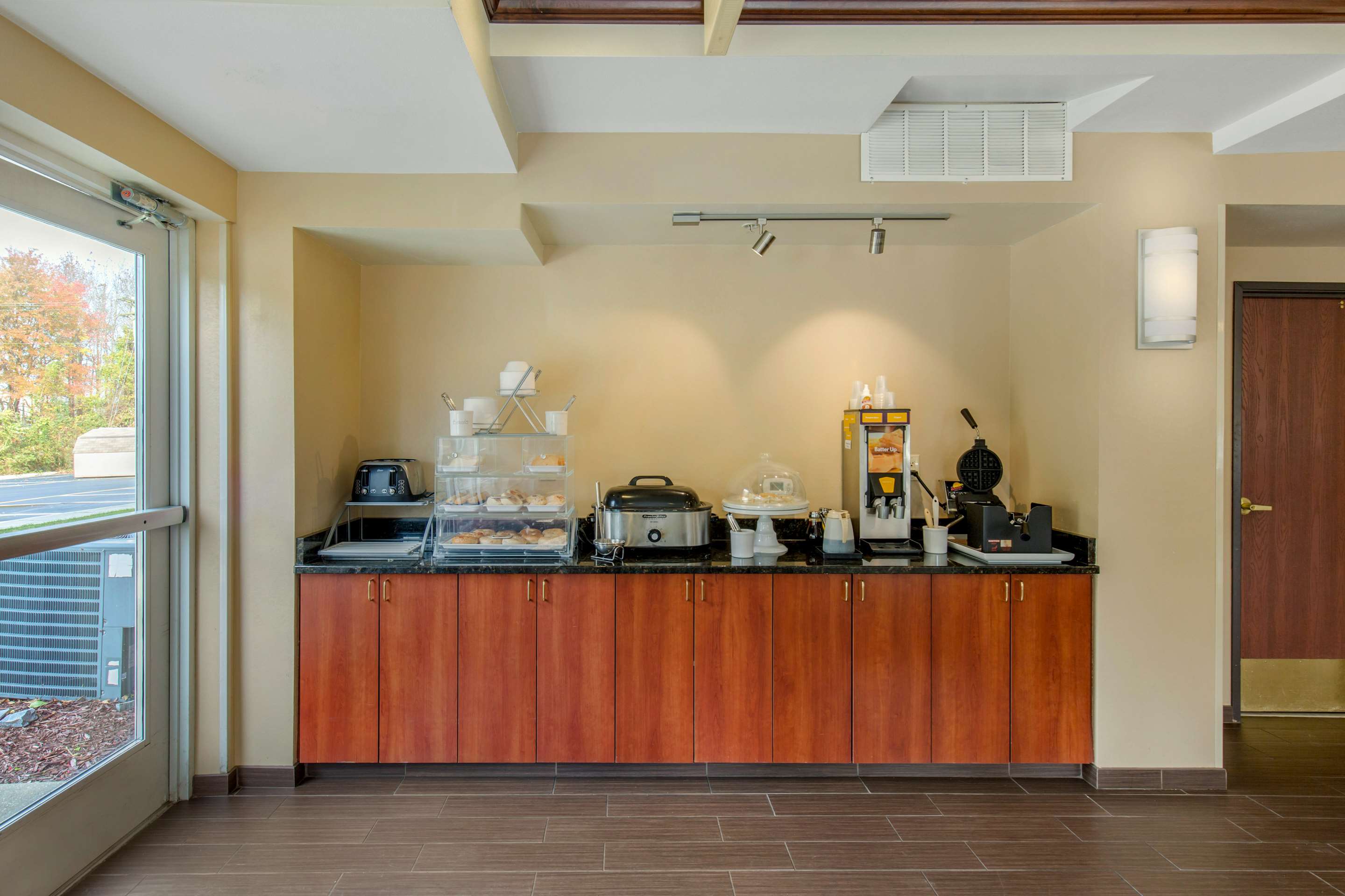 Breakfast area | Comfort Suites Seaford