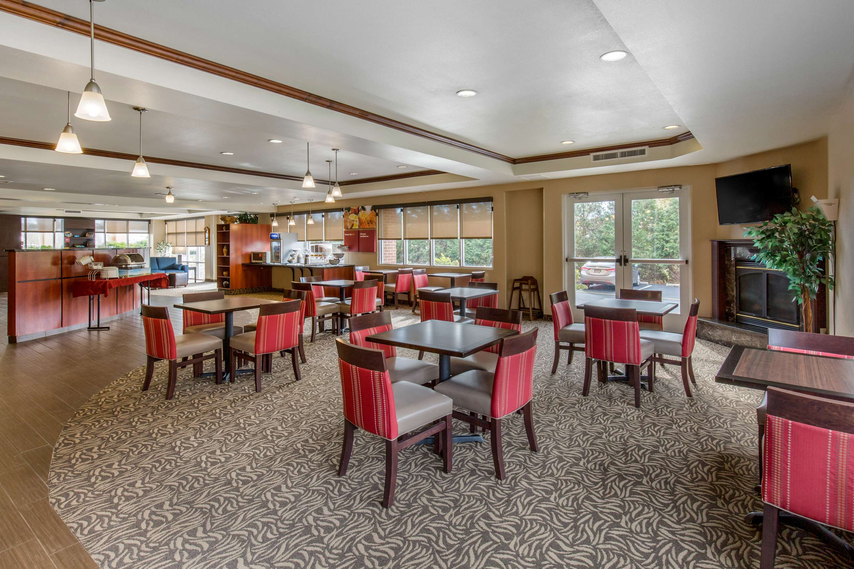 Breakfast area | Comfort Suites Seaford