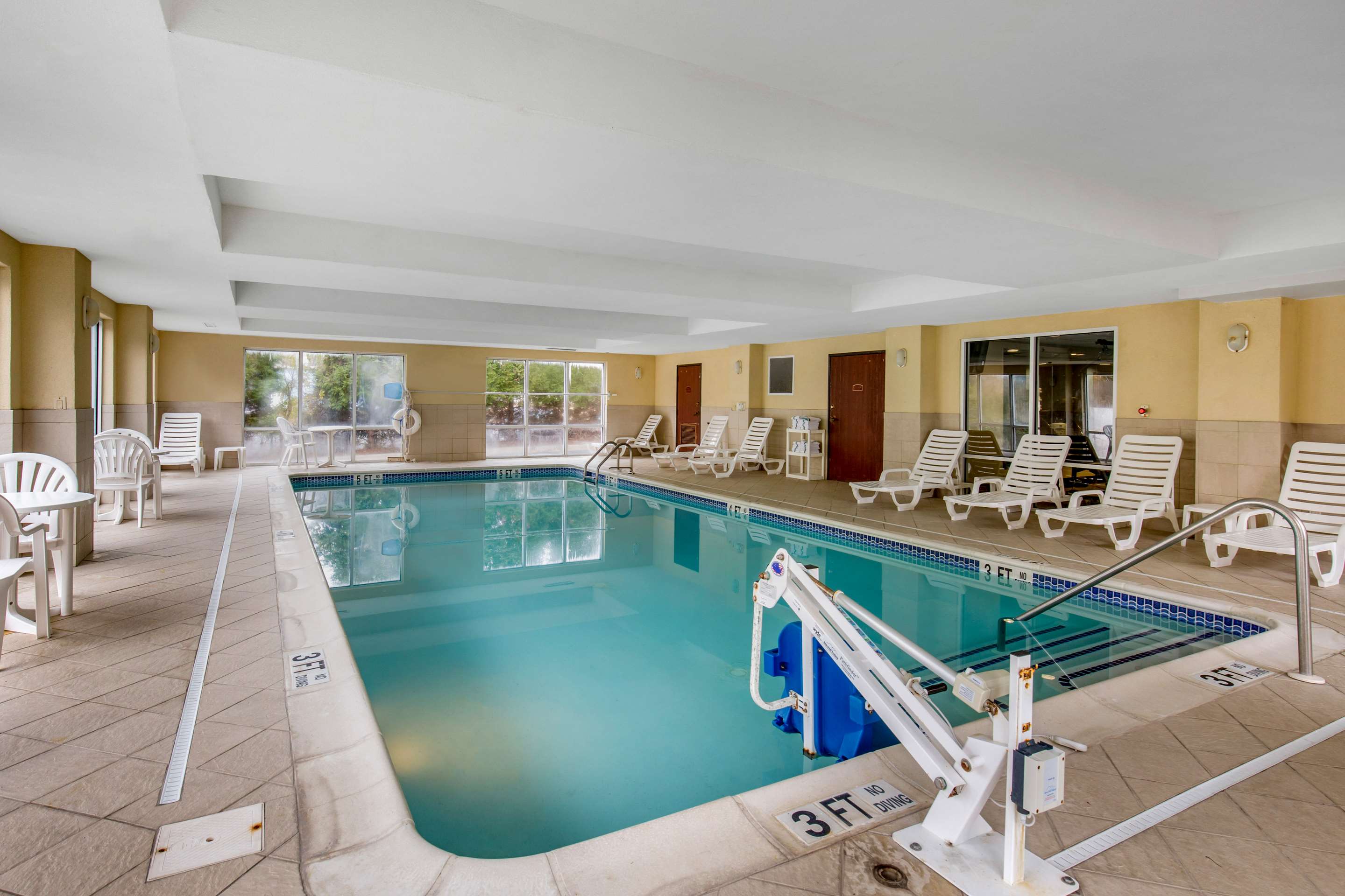 Indoor pool | Comfort Suites Seaford
