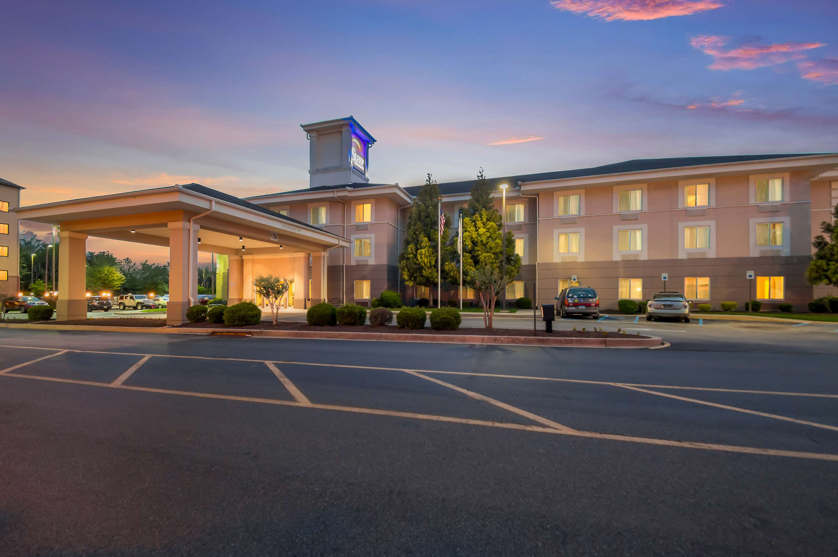 Hotel at night | Sleep Inn And Suites