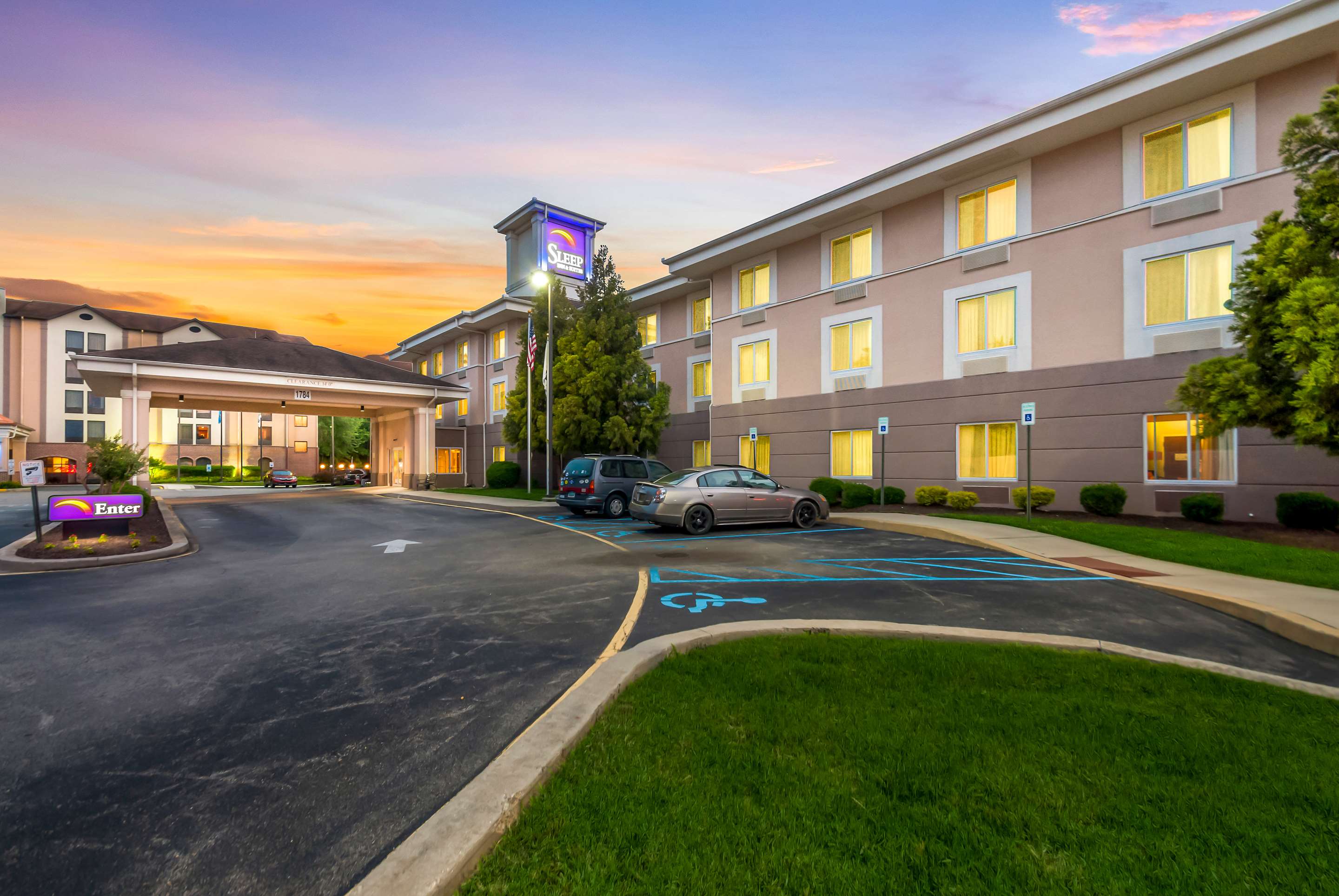Hotel at night | Sleep Inn And Suites