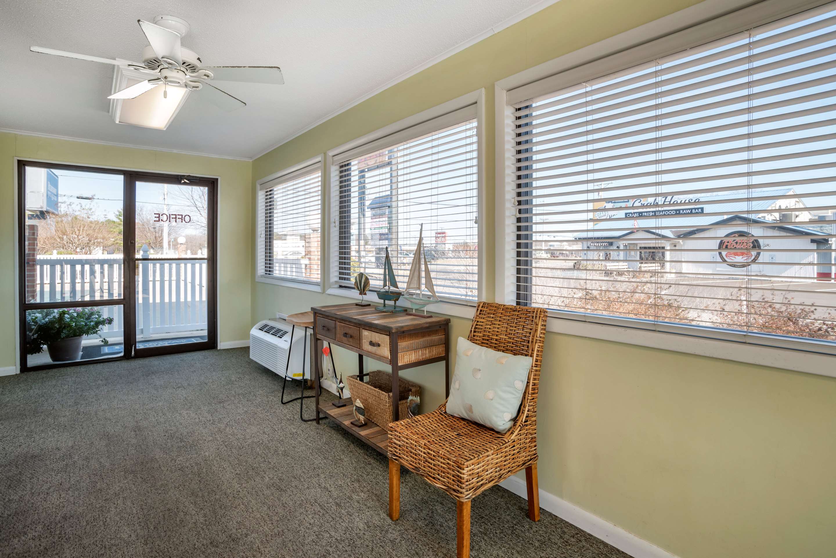 Lobby | Rodeway Inn & Suites - Rehoboth Beach
