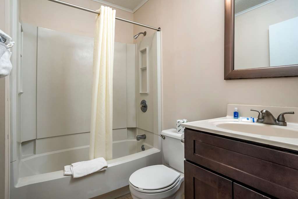RODEWAY INN & SUITES-guestroom-Guest Room,Bathroom,On-Site.jpg