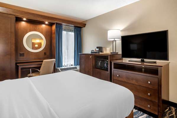  - Comfort Inn & Suites Newark - I-95, Exit 3