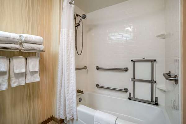  - Comfort Inn & Suites Newark - I-95, Exit 3