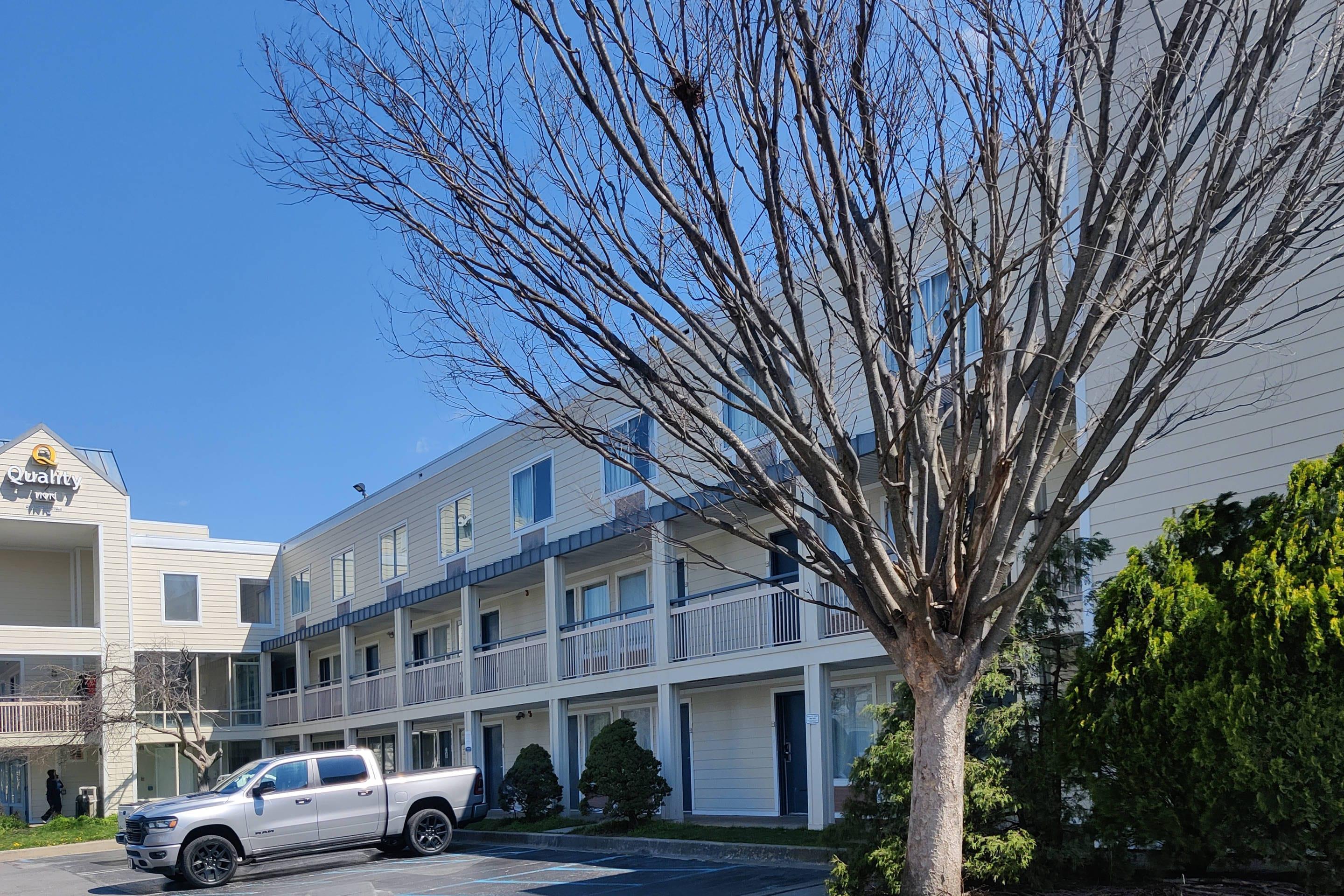Hotel Entrance | Quality Inn Newark