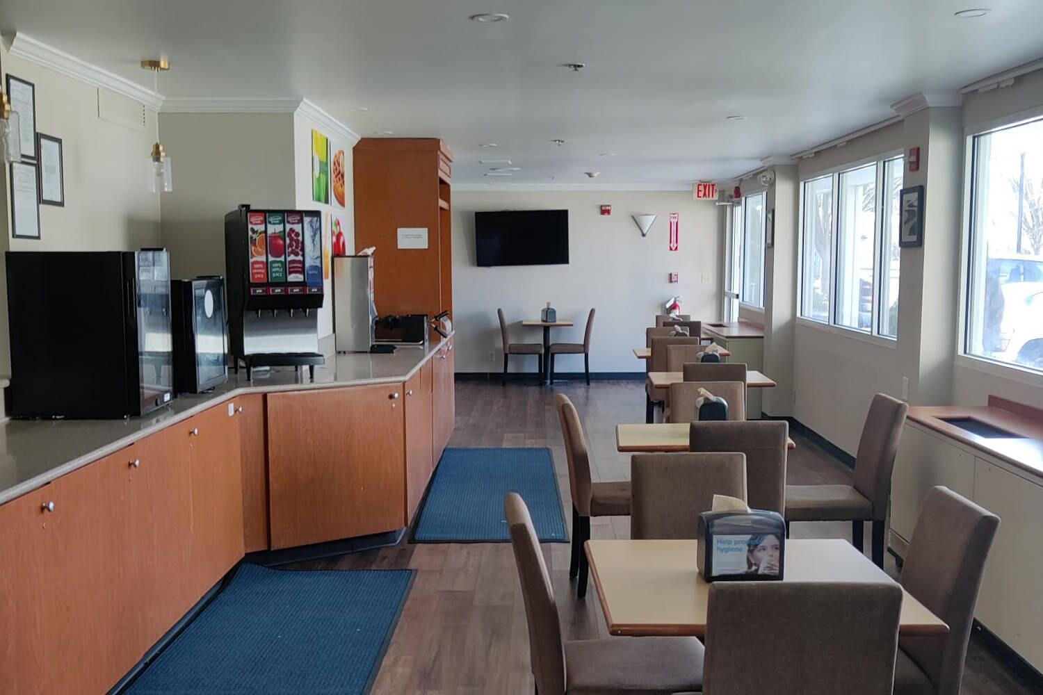 Breakfast area | Quality Inn Newark