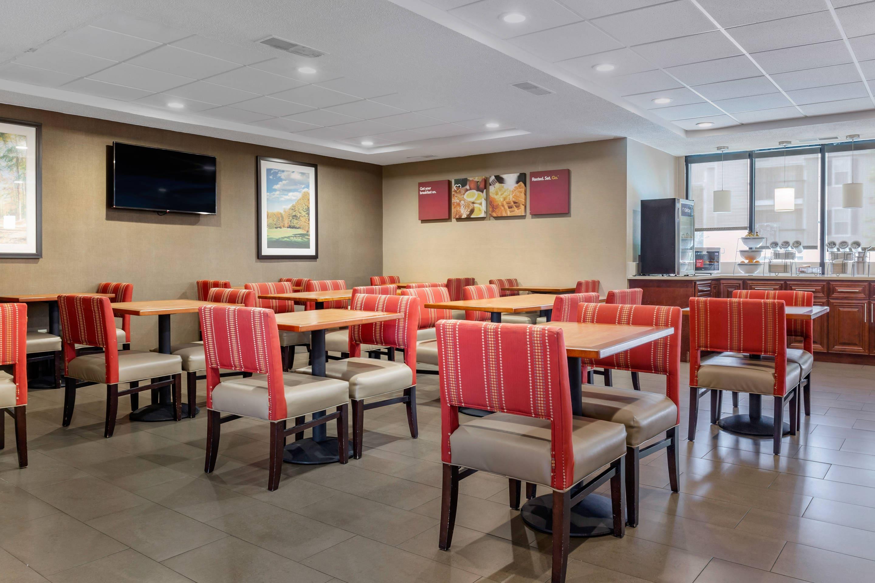 Breakfast area | Comfort Suites Dover
