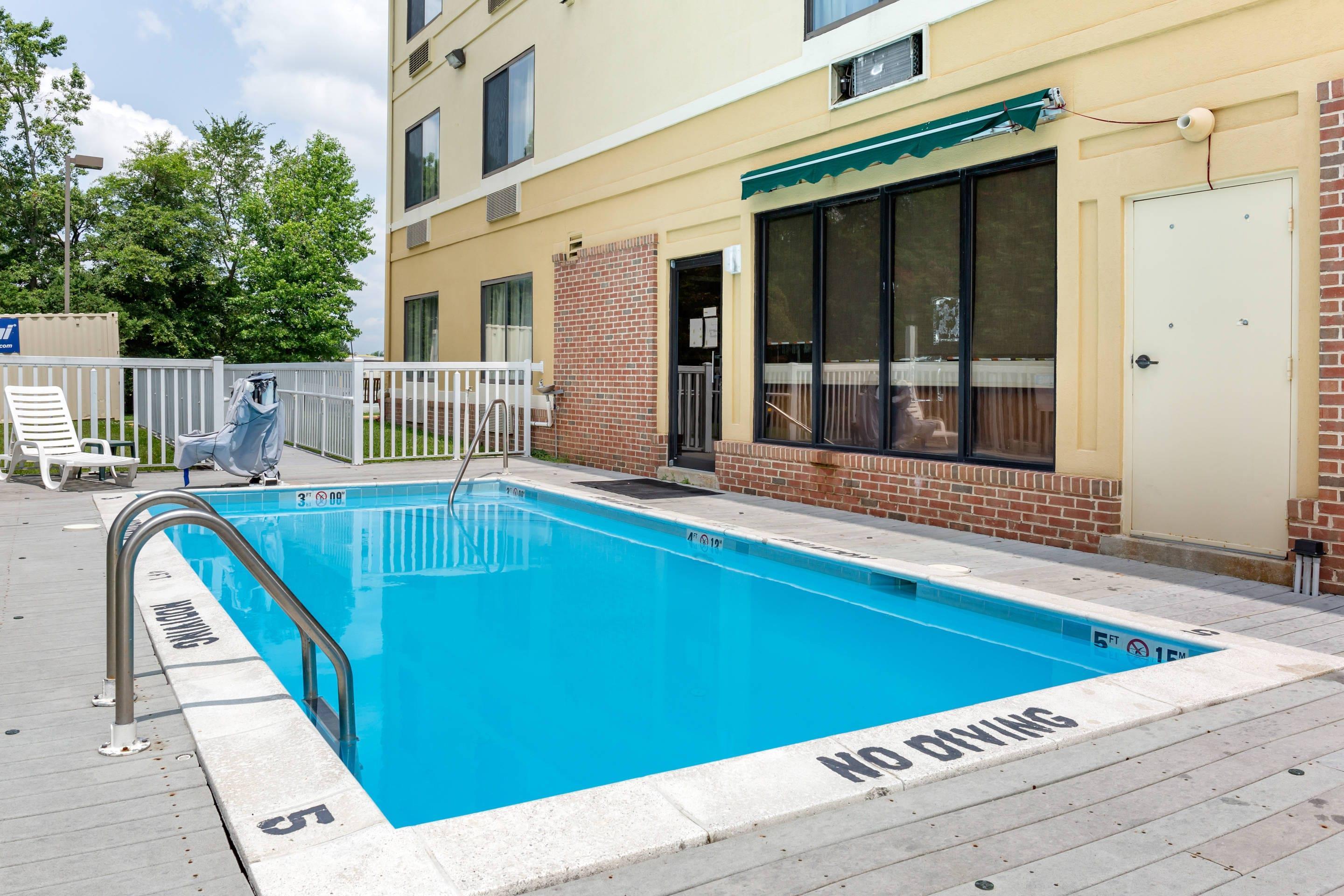 Outdoor pool | Comfort Suites Dover