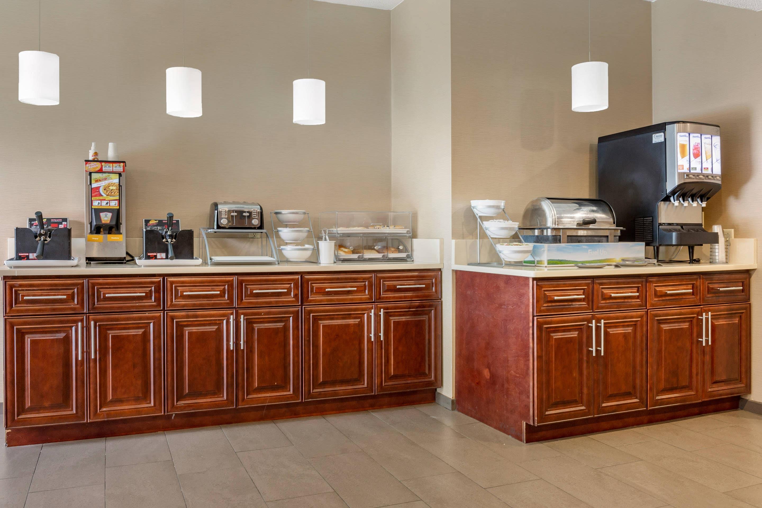 Breakfast area | Comfort Suites Dover