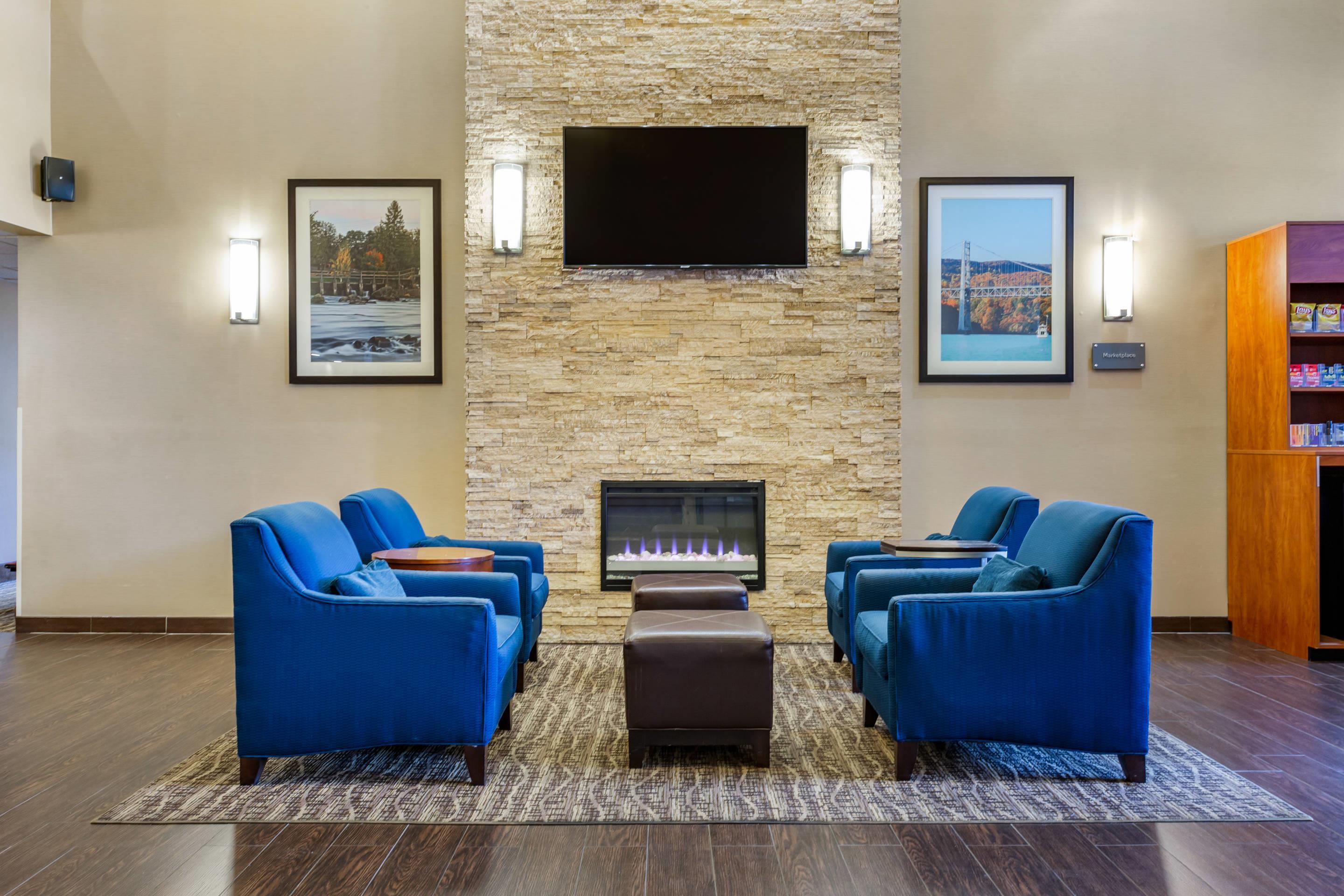 Hotel lobby | Comfort Suites Dover