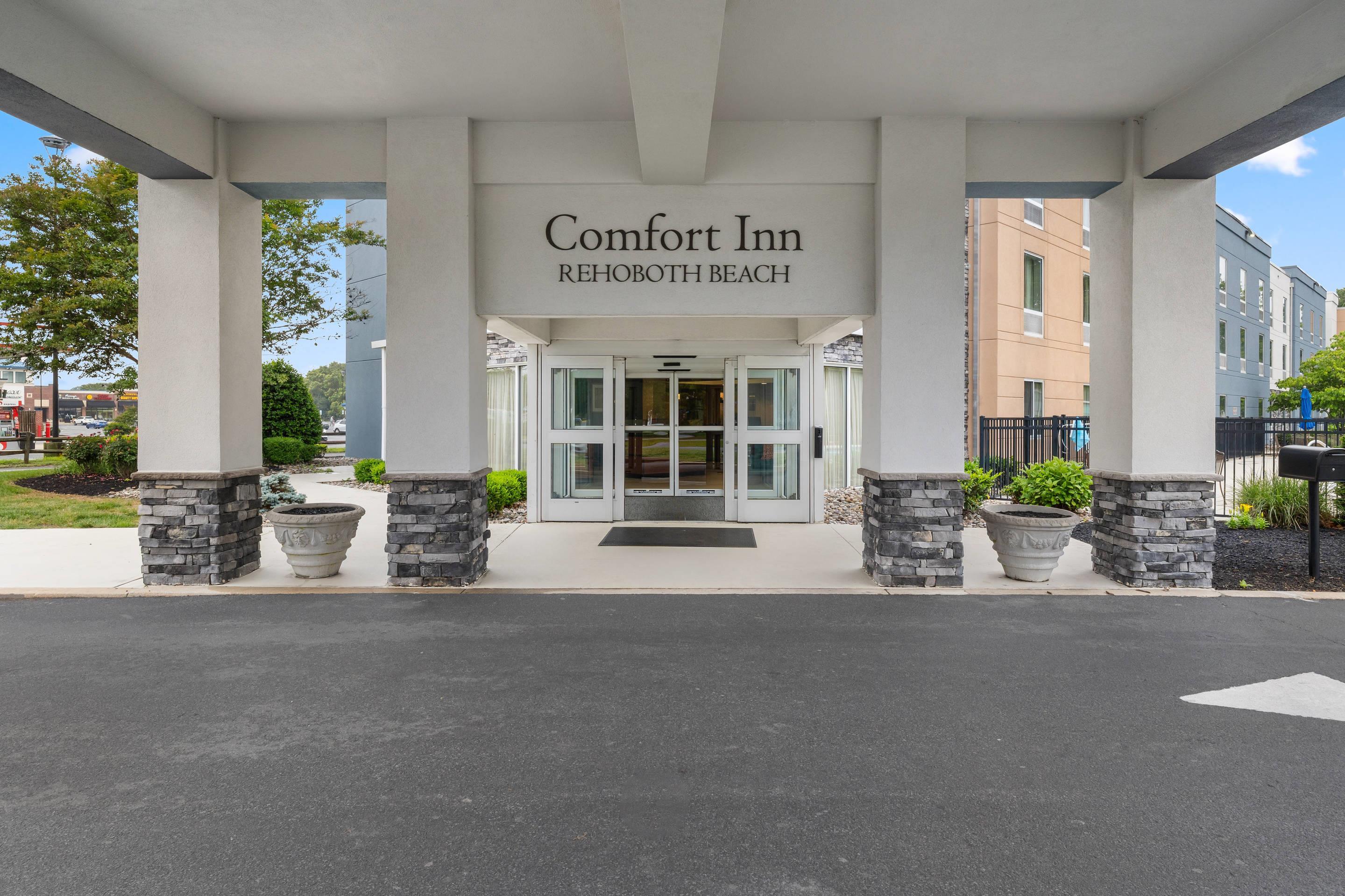 Hotel Entrance | Comfort Inn Rehoboth Beach