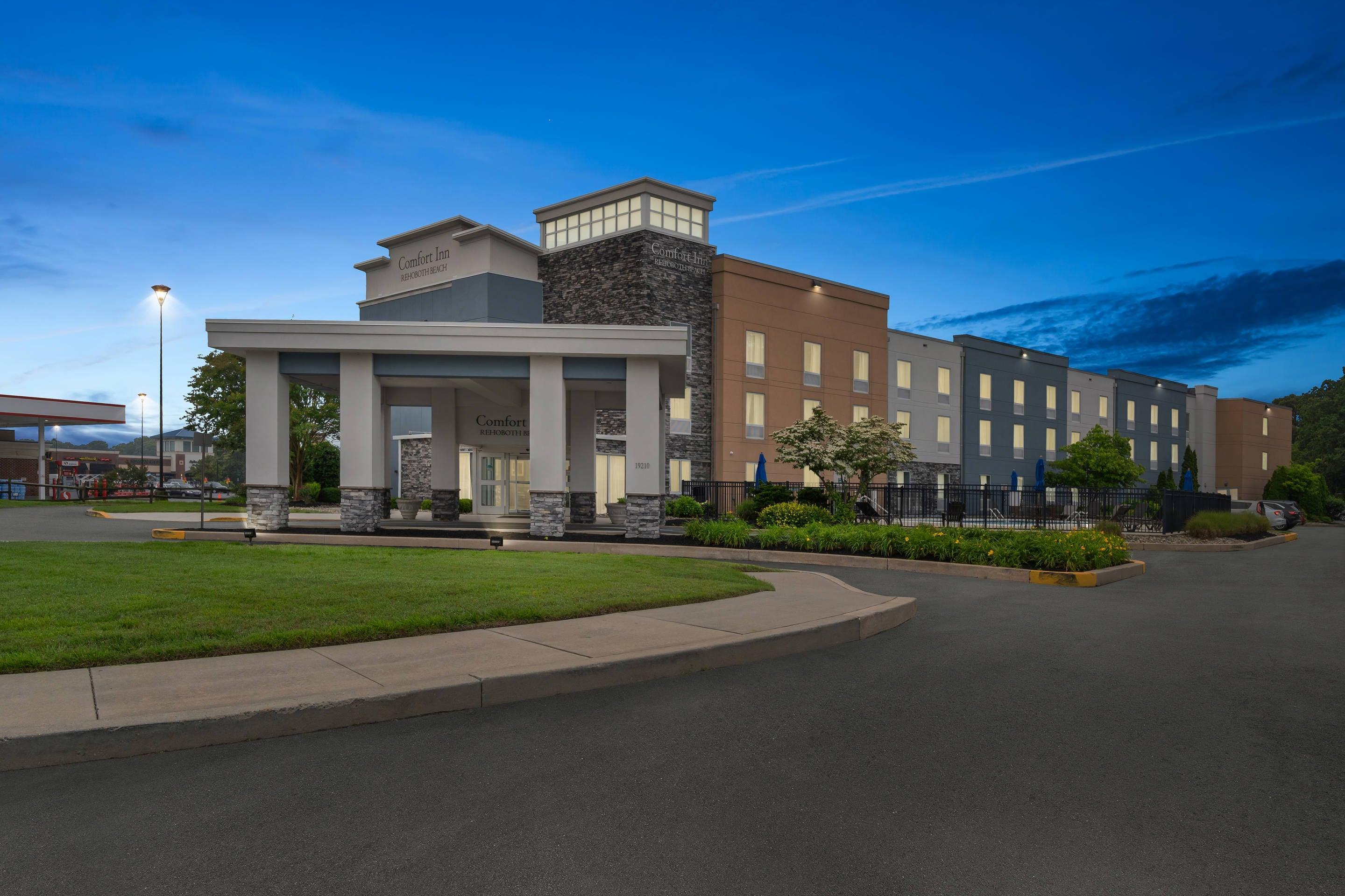 Hotel At Night | Comfort Inn Rehoboth Beach