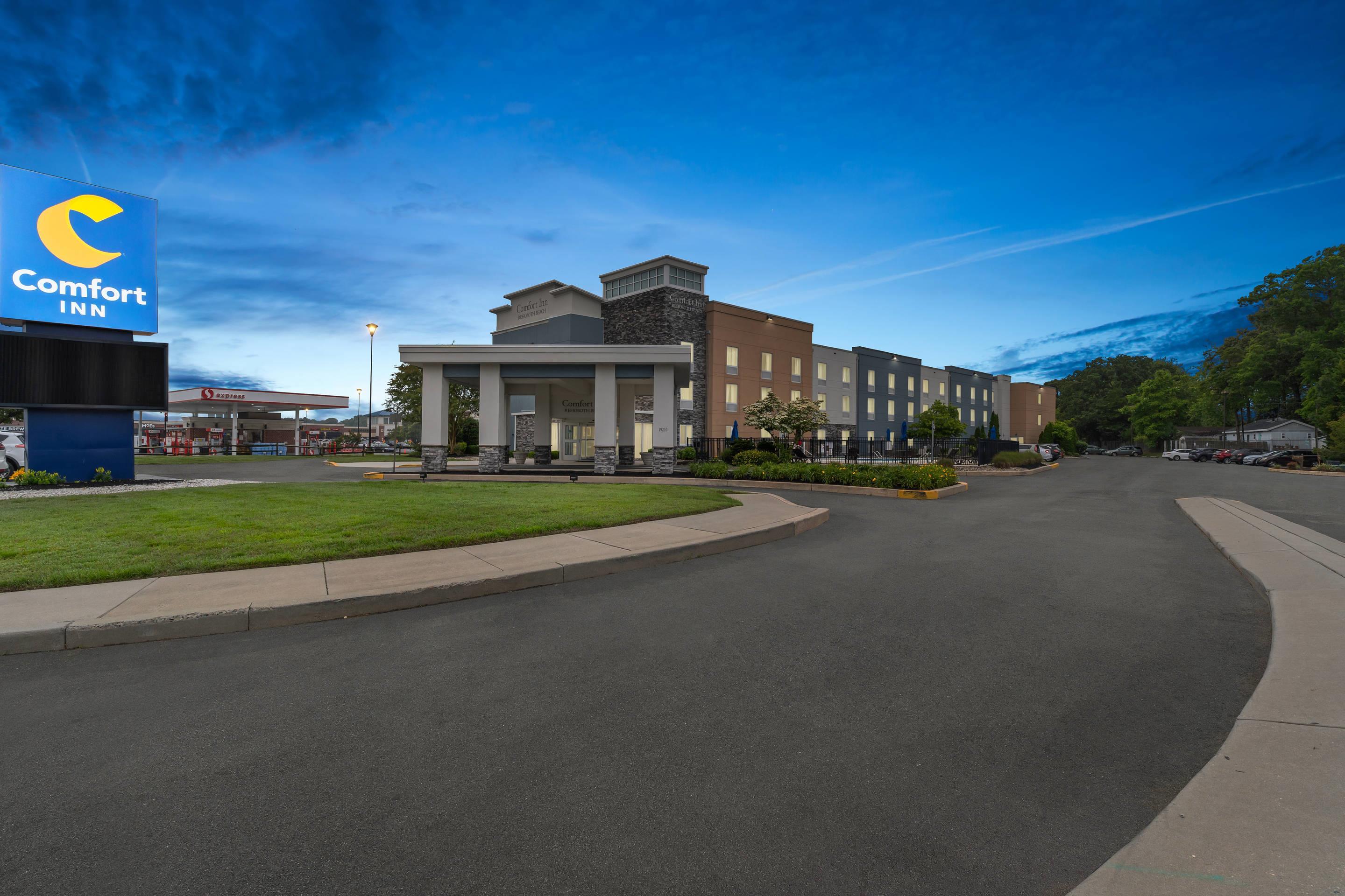 Hotel At Night | Comfort Inn Rehoboth Beach