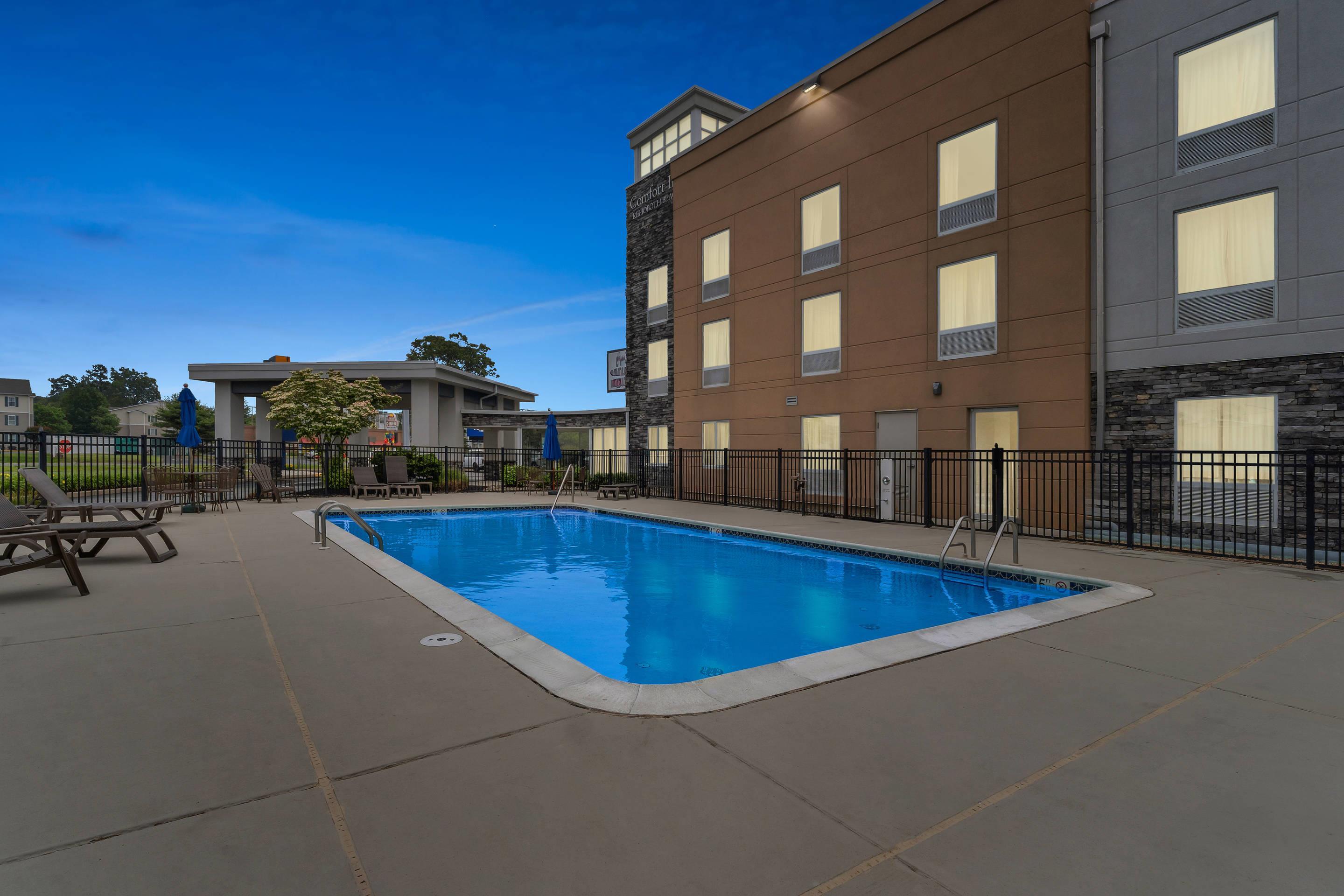 Hotel At Night | Comfort Inn Rehoboth Beach
