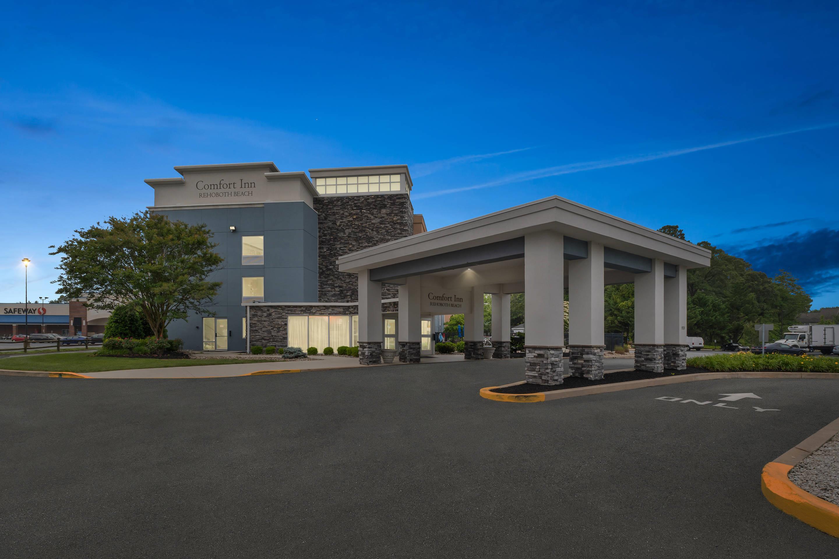 Hotel At Night | Comfort Inn Rehoboth Beach