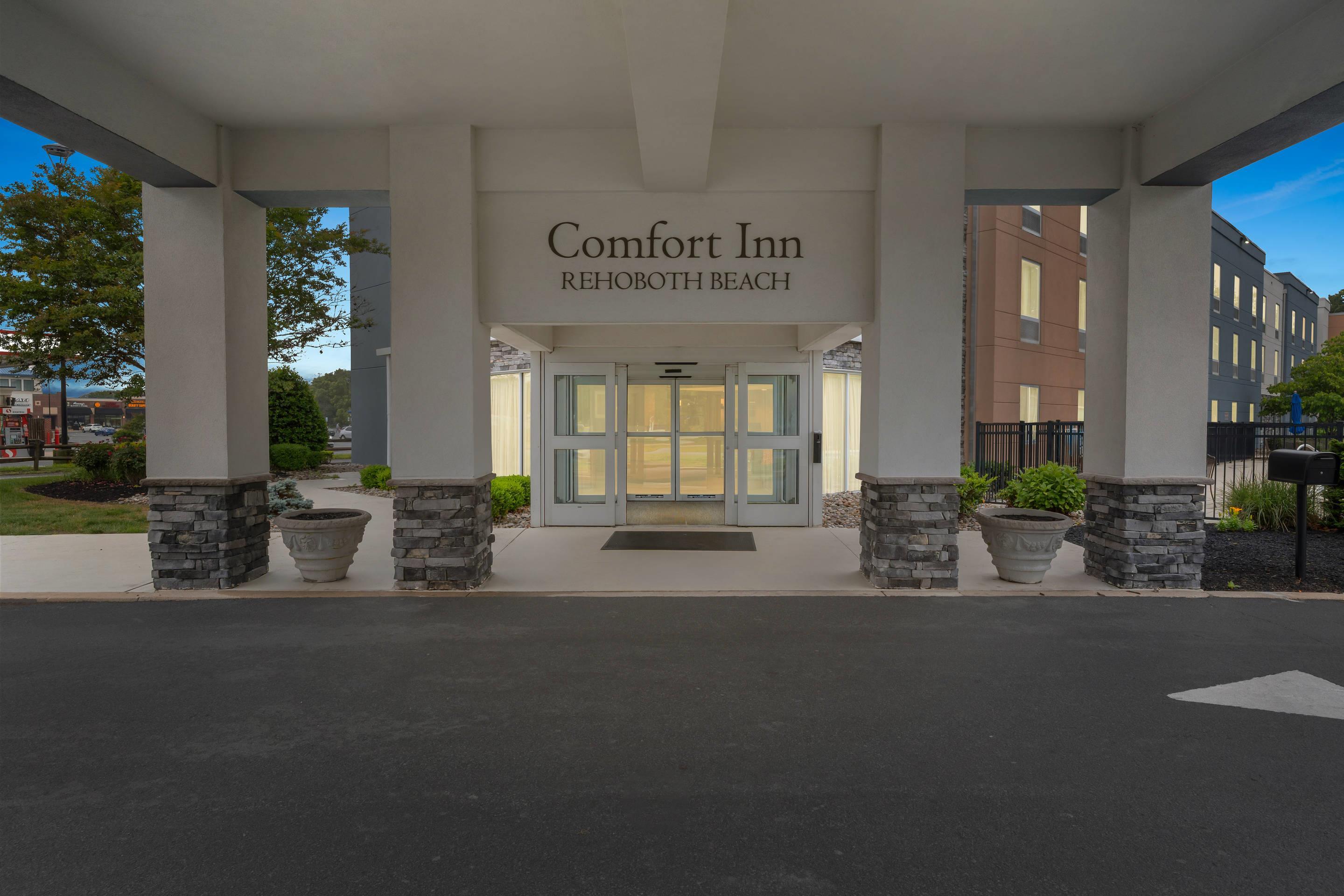 Hotel At Night | Comfort Inn Rehoboth Beach