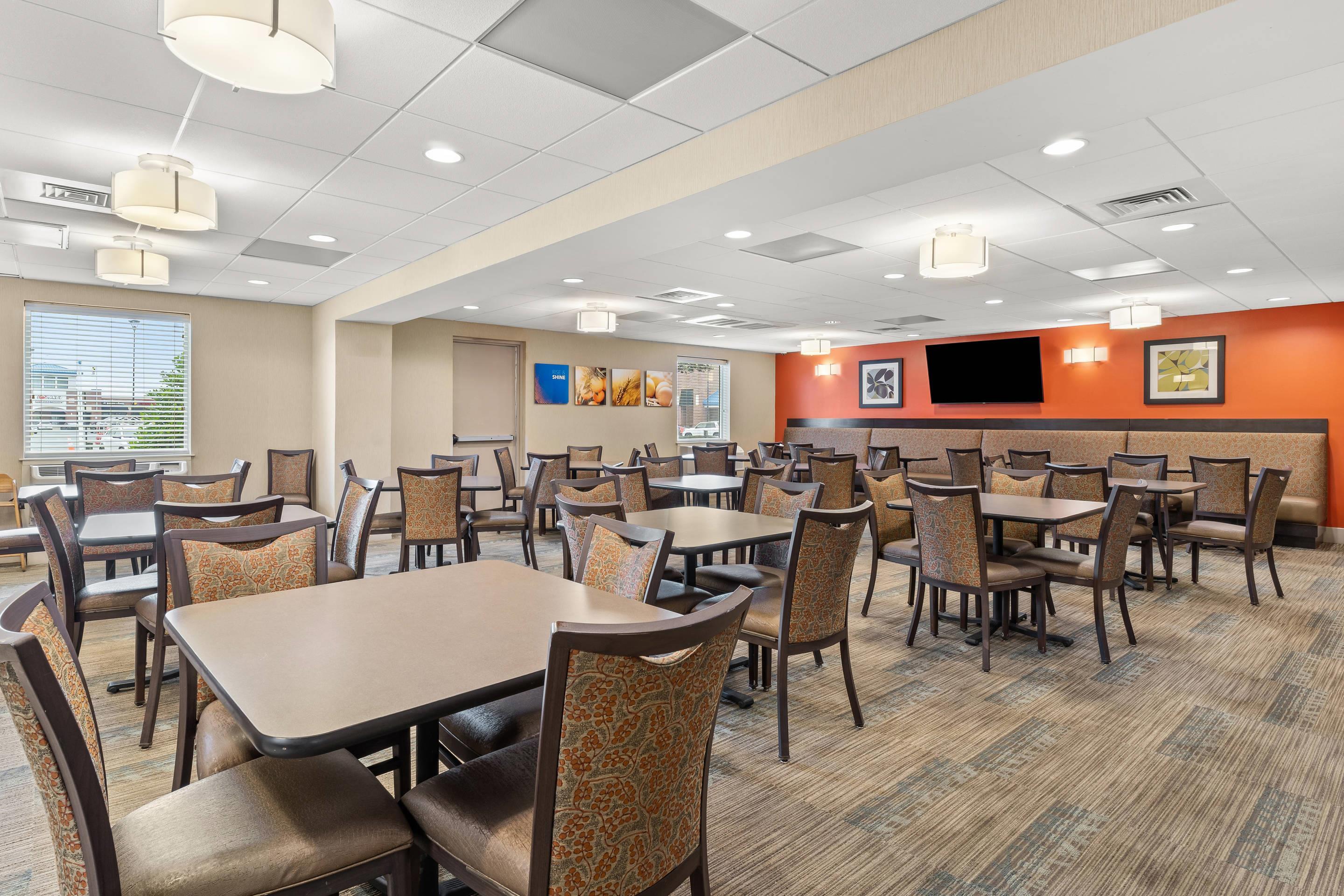 Enjoy breakfast in this seating area | Comfort Inn Rehoboth Beach