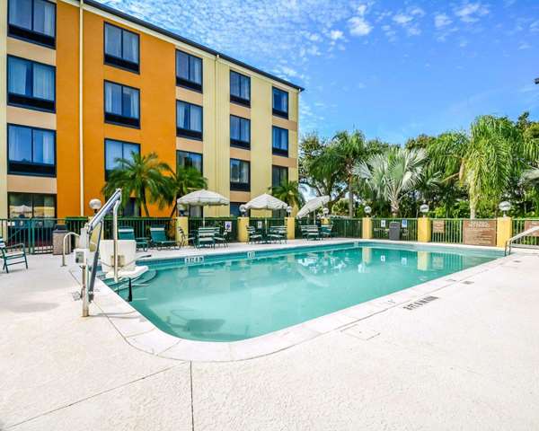 Pool - Comfort Suites Southeast Tampa - I-75, Exit 257