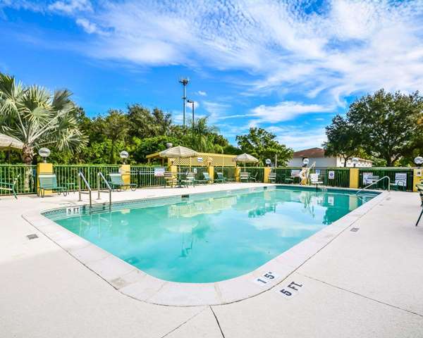 Pool - Comfort Suites Southeast Tampa - I-75, Exit 257