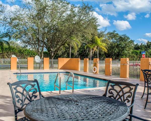 Pool - Comfort Inn Boatways Road Fort Myers - I-75, Exit 141