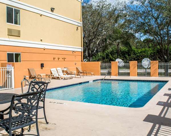 Pool - Comfort Inn Boatways Road Fort Myers - I-75, Exit 141