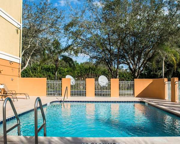 Pool - Comfort Inn Boatways Road Fort Myers - I-75, Exit 141