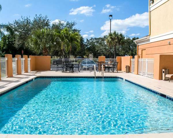 Pool - Comfort Inn Boatways Road Fort Myers - I-75, Exit 141