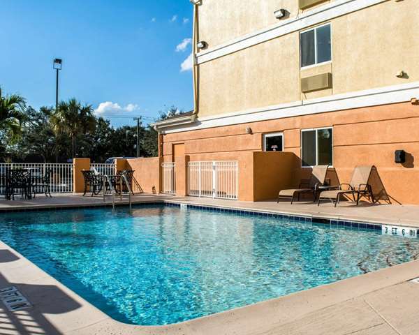 Pool - Comfort Inn Boatways Road Fort Myers - I-75, Exit 141