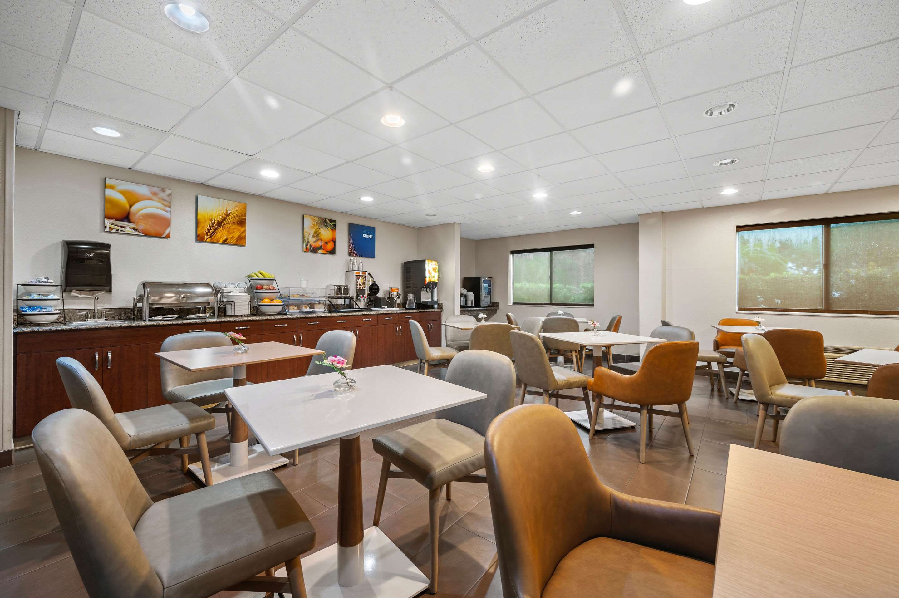 Breakfast area | Comfort Inn Fort Myers Northeast
