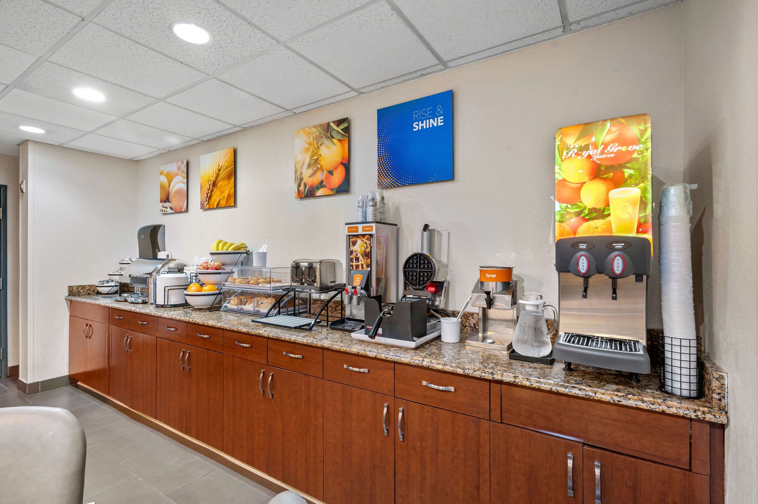 Breakfast area | Comfort Inn Fort Myers Northeast