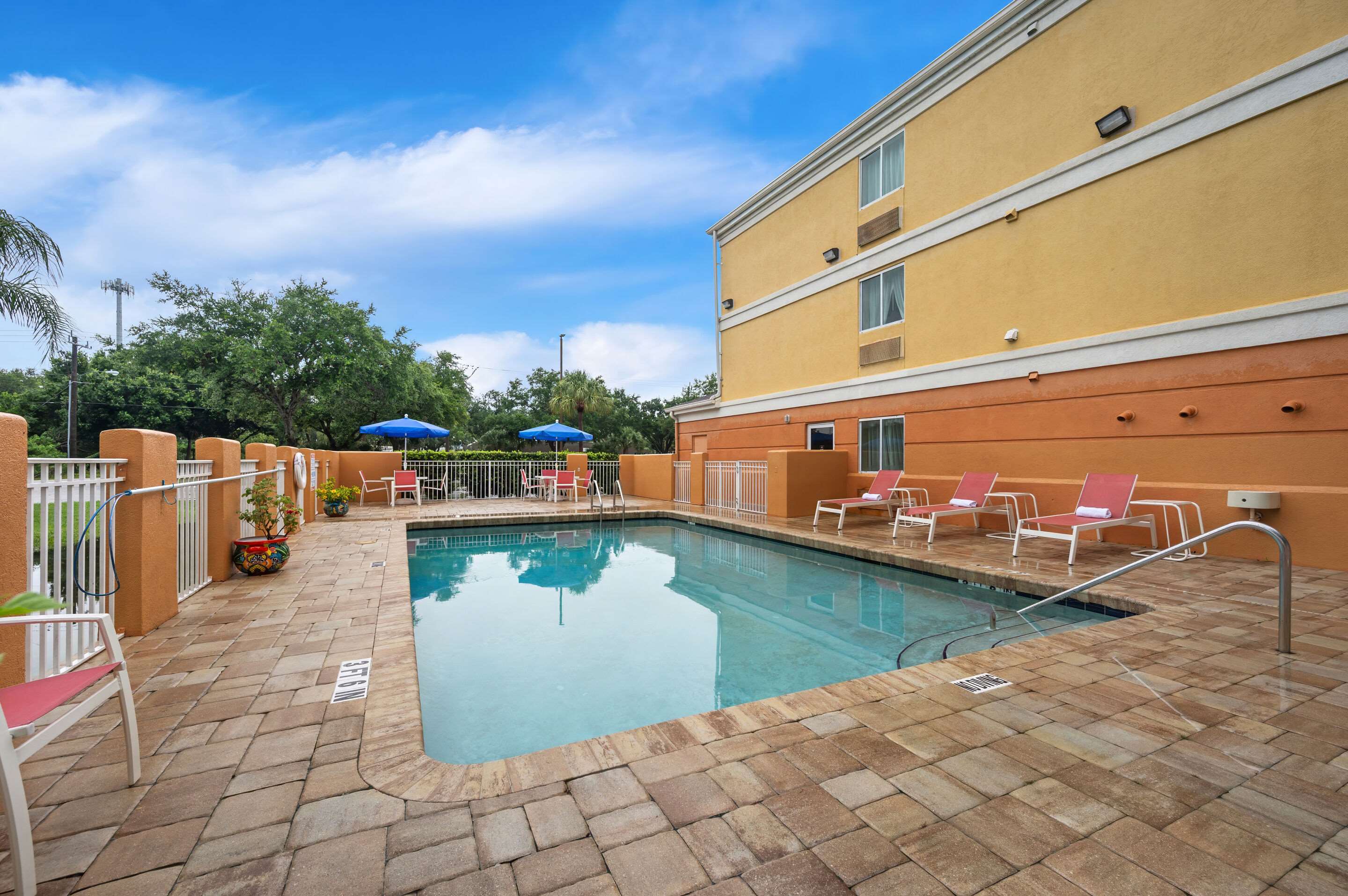 Outdoor pool | Comfort Inn Fort Myers Northeast
