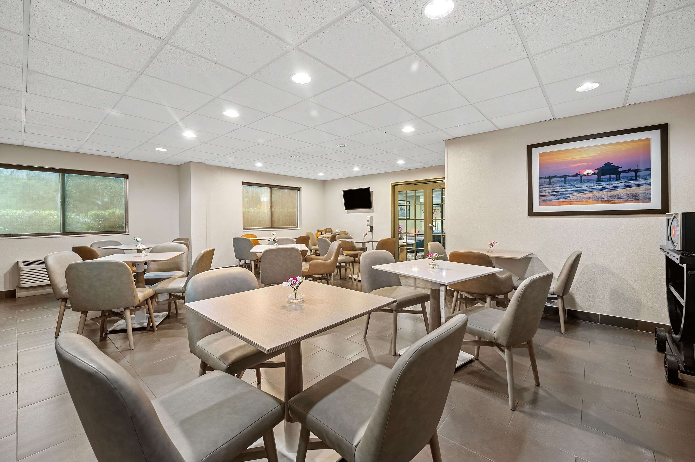 Breakfast area | Comfort Inn Fort Myers Northeast