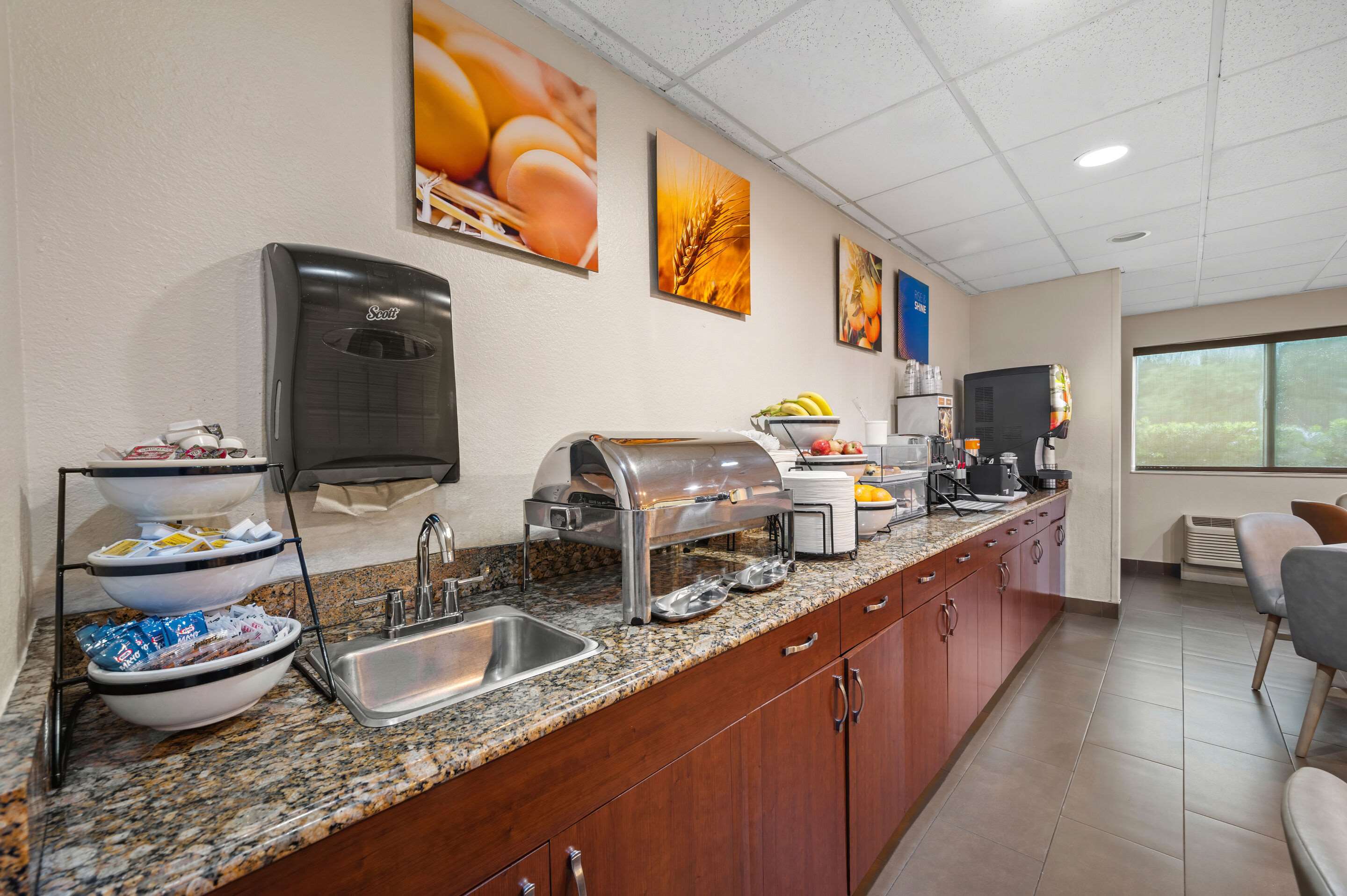 Breakfast area | Comfort Inn Fort Myers Northeast