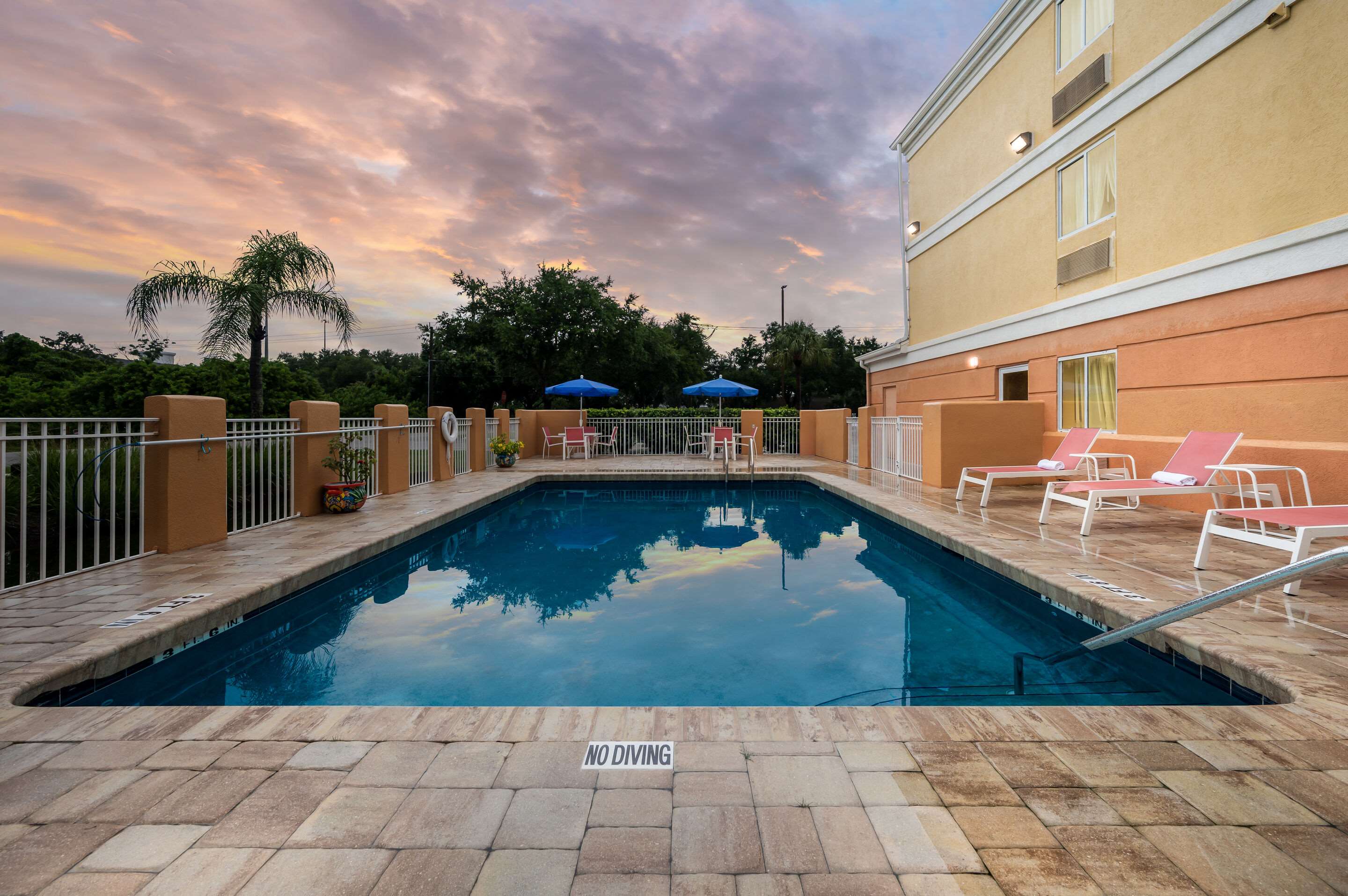 Outdoor pool | Comfort Inn Fort Myers Northeast