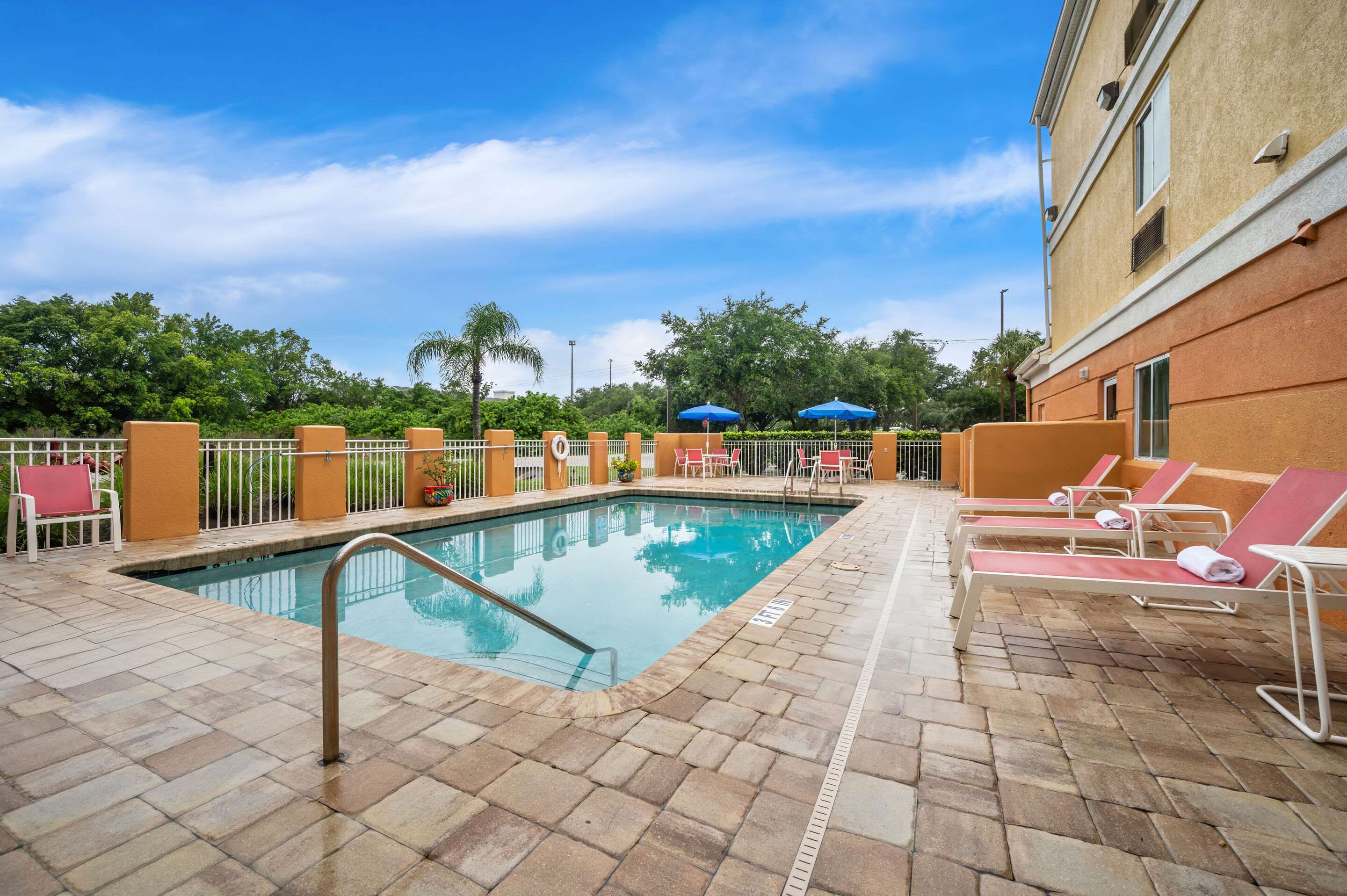 Outdoor pool | Comfort Inn Fort Myers Northeast