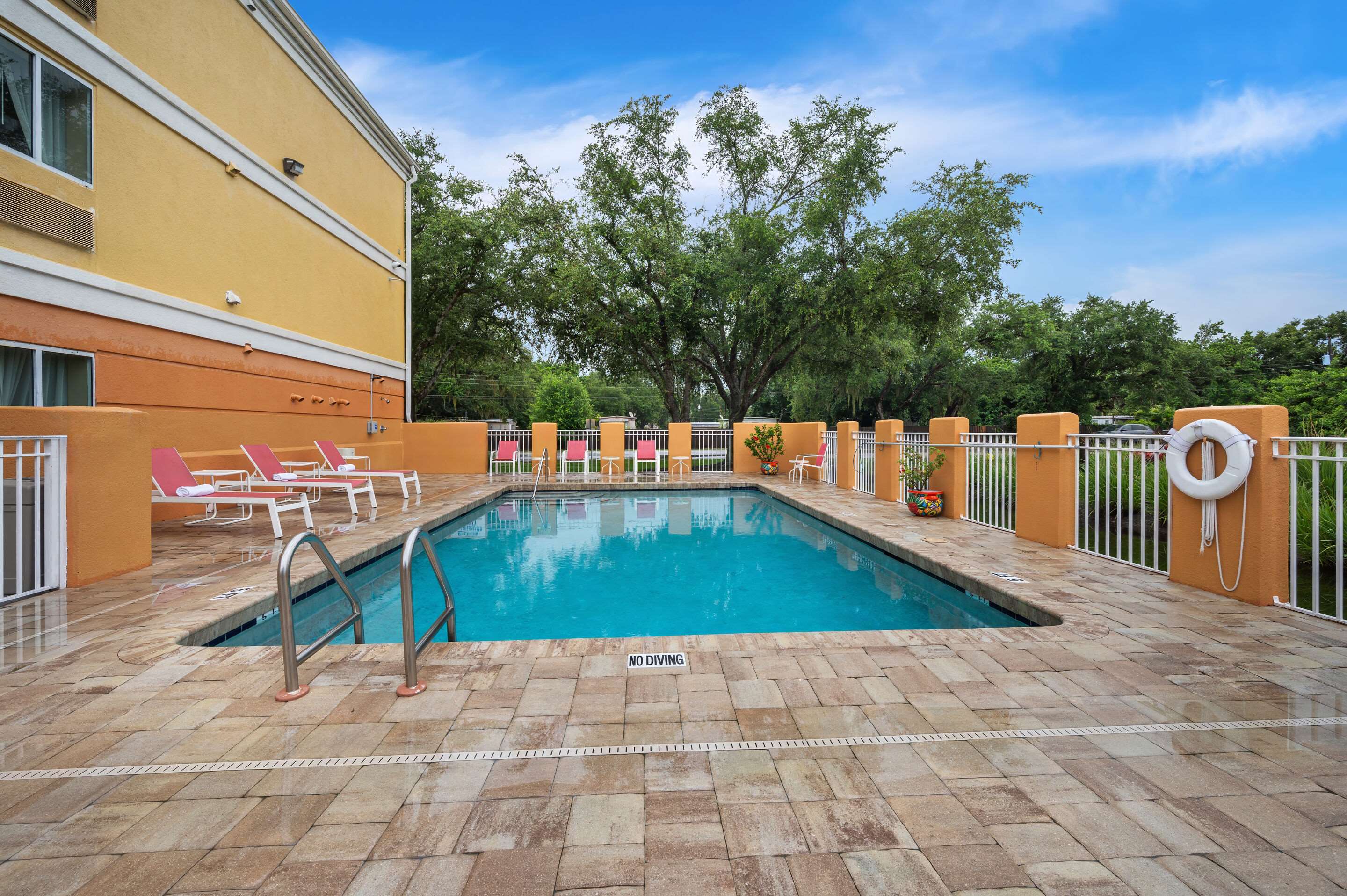 Outdoor pool | Comfort Inn Fort Myers Northeast